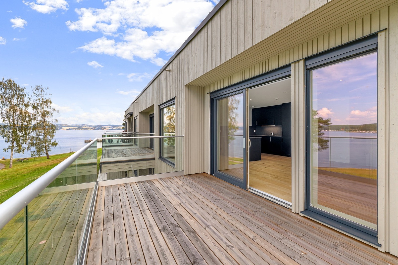 Eneboligen har en romslig terrasse med panorama utsikt utover Mjøsa. Galleribilde