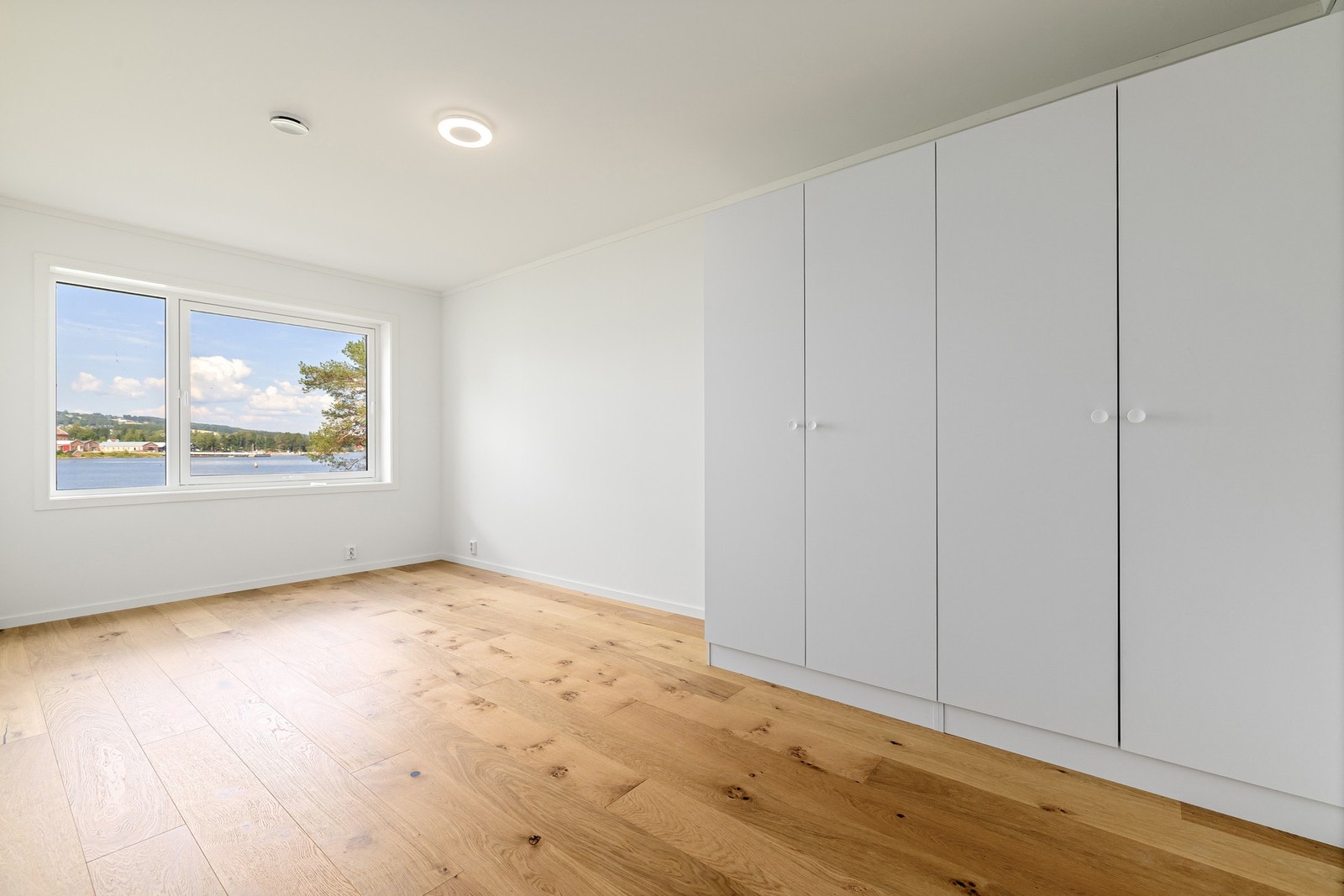 Delikat og lyst soverom med mye skap plass. Galleribilde