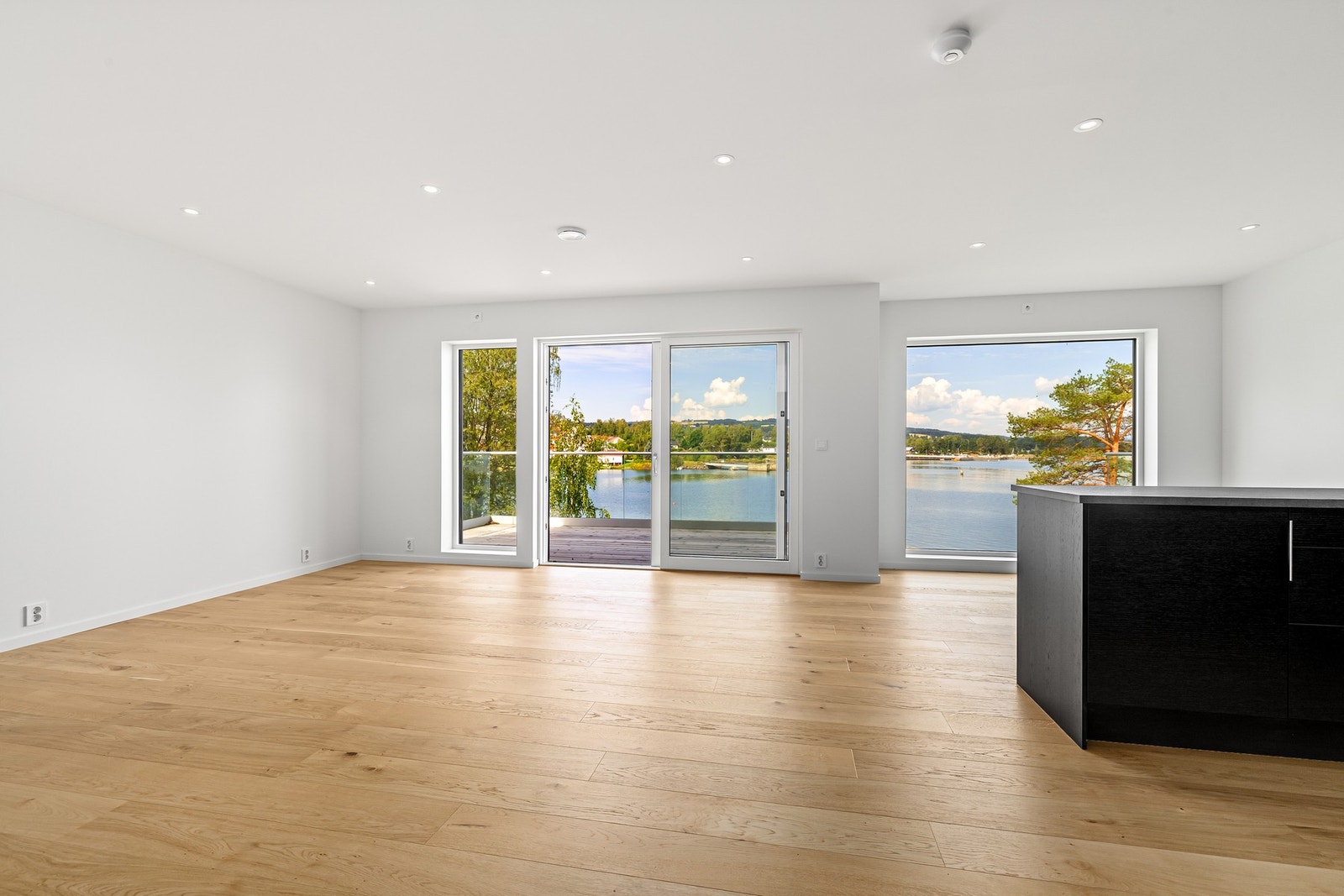 Åpen stue kjøkken løsning, med naturlig lys. Galleribilde