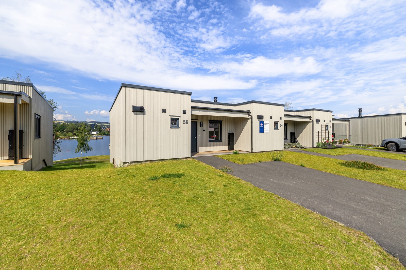 Inngangspartiet med parkering. Galleribilde