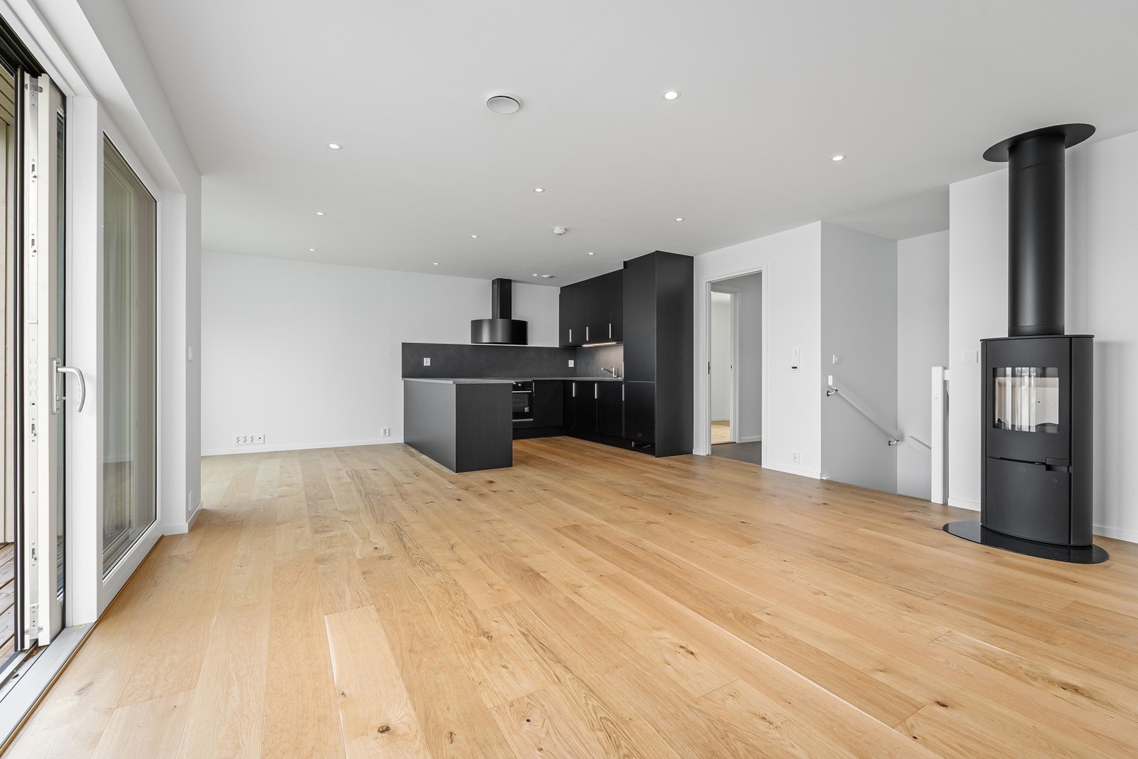 En lun atmosfære skapes med varme gulvtoner og gjennomgående kvalitetsmaterialer. Galleribilde