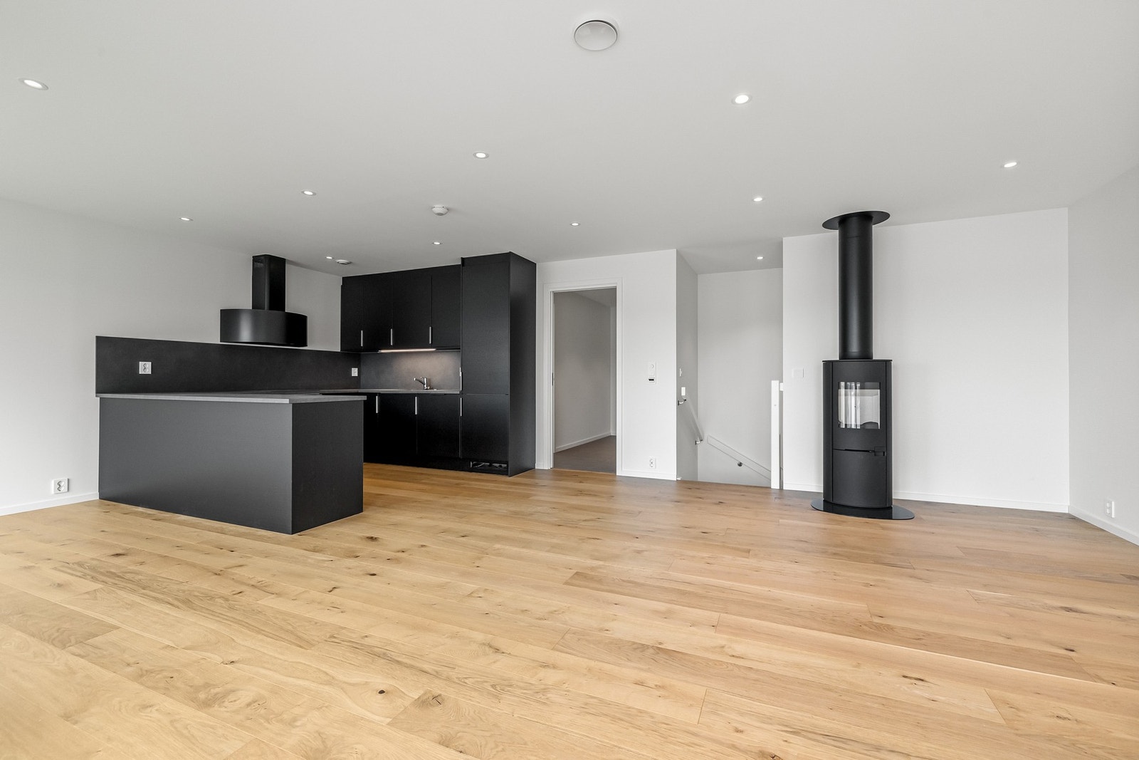 Åpen løsning mellom kjøkken og stue - perfekt for deg som liker å være sosial imens du lager mat. Galleribilde