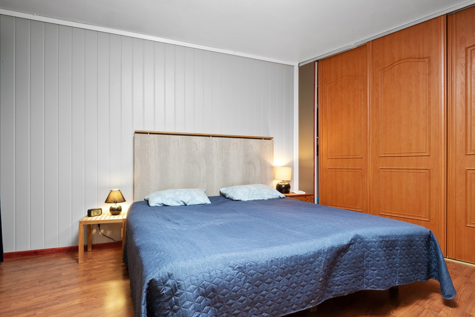Hovedsoverommet har en skyvedørsgarderobe langs den ene siden. Galleribilde