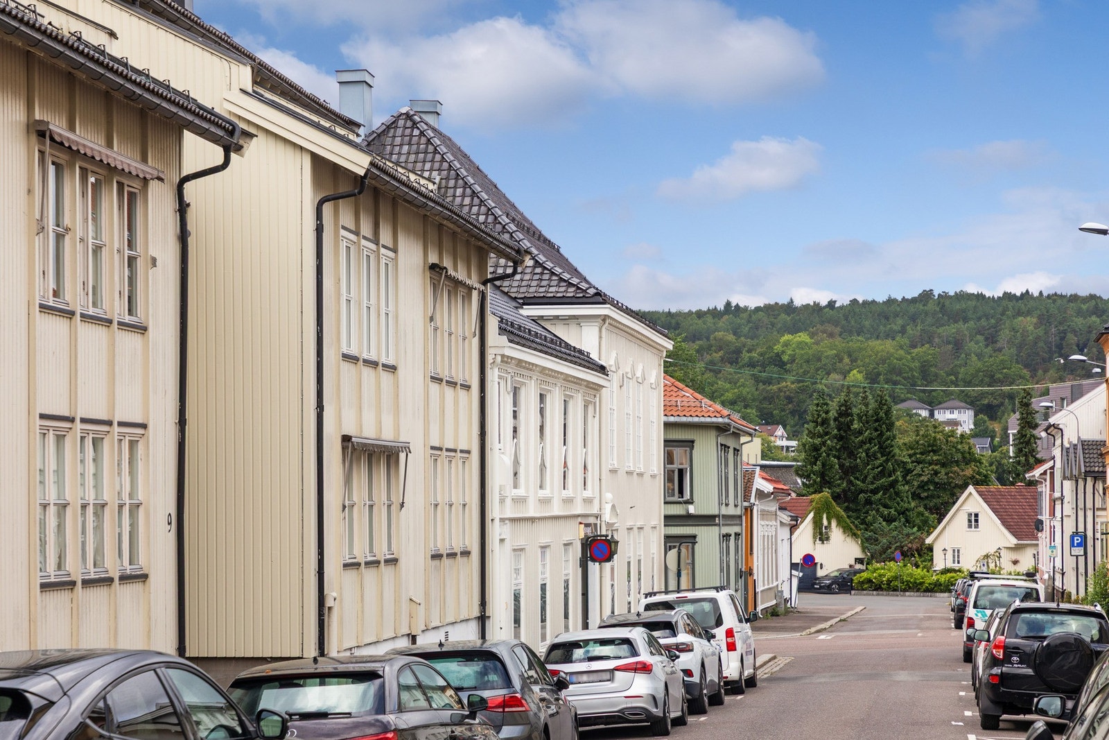 Fra leiligheten er det kort vei til alle sentrums fasiliteter som butikker, kino, kulturhus, svømmehall og flere idrettsanlegg. Galleribilde