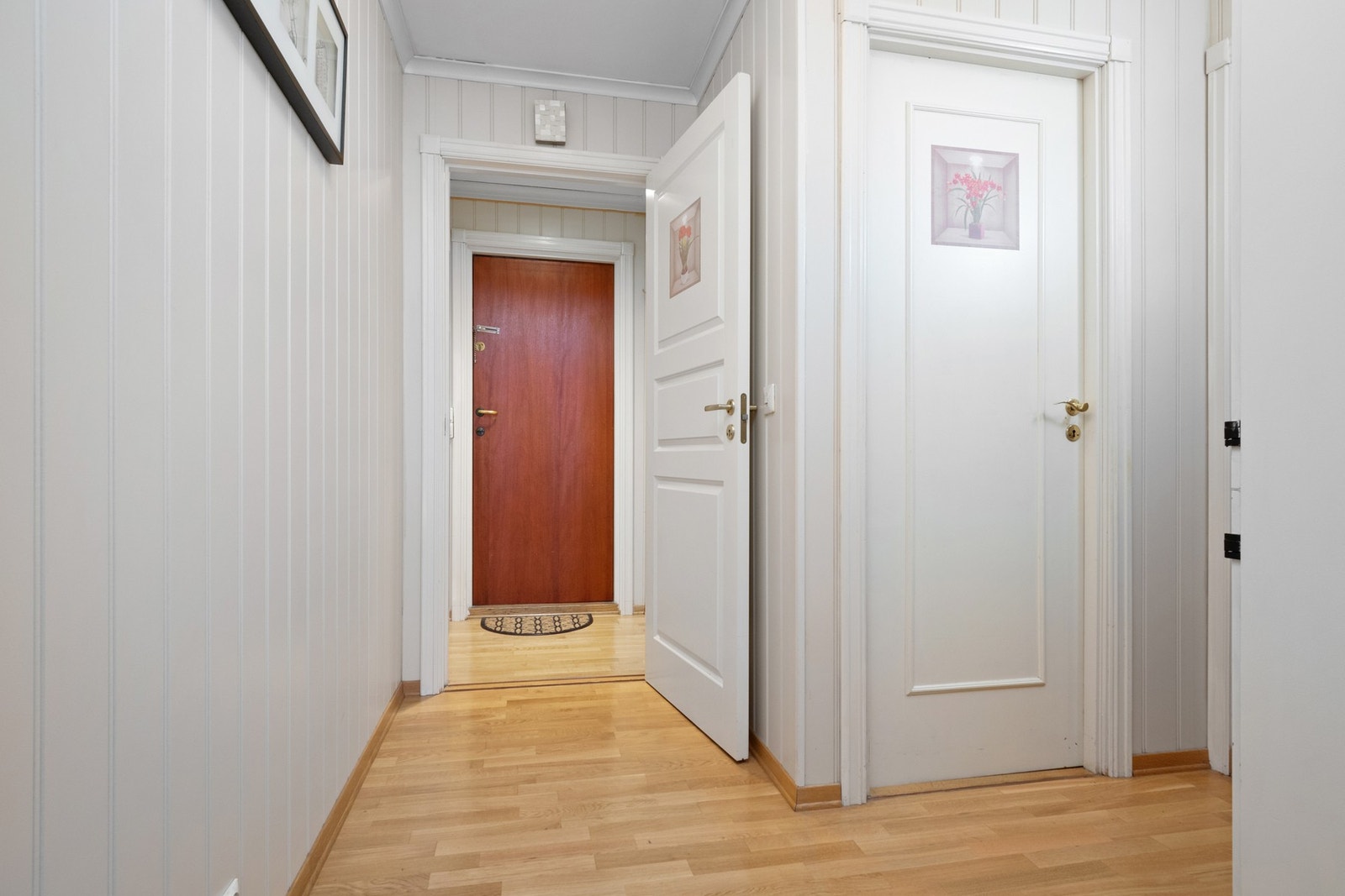 Fra vindfanget er det inngang til en større entré med samme overflater og garderobeskap. Galleribilde