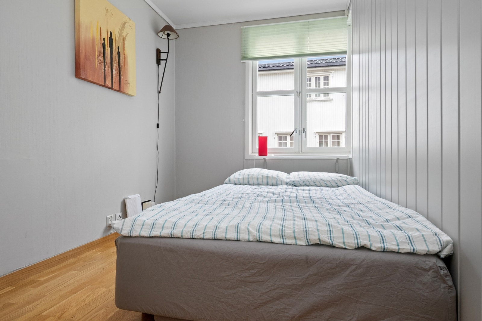 Leiligheten har to romslige soverom med plass til både dobbeltseng og nattbord. Galleribilde