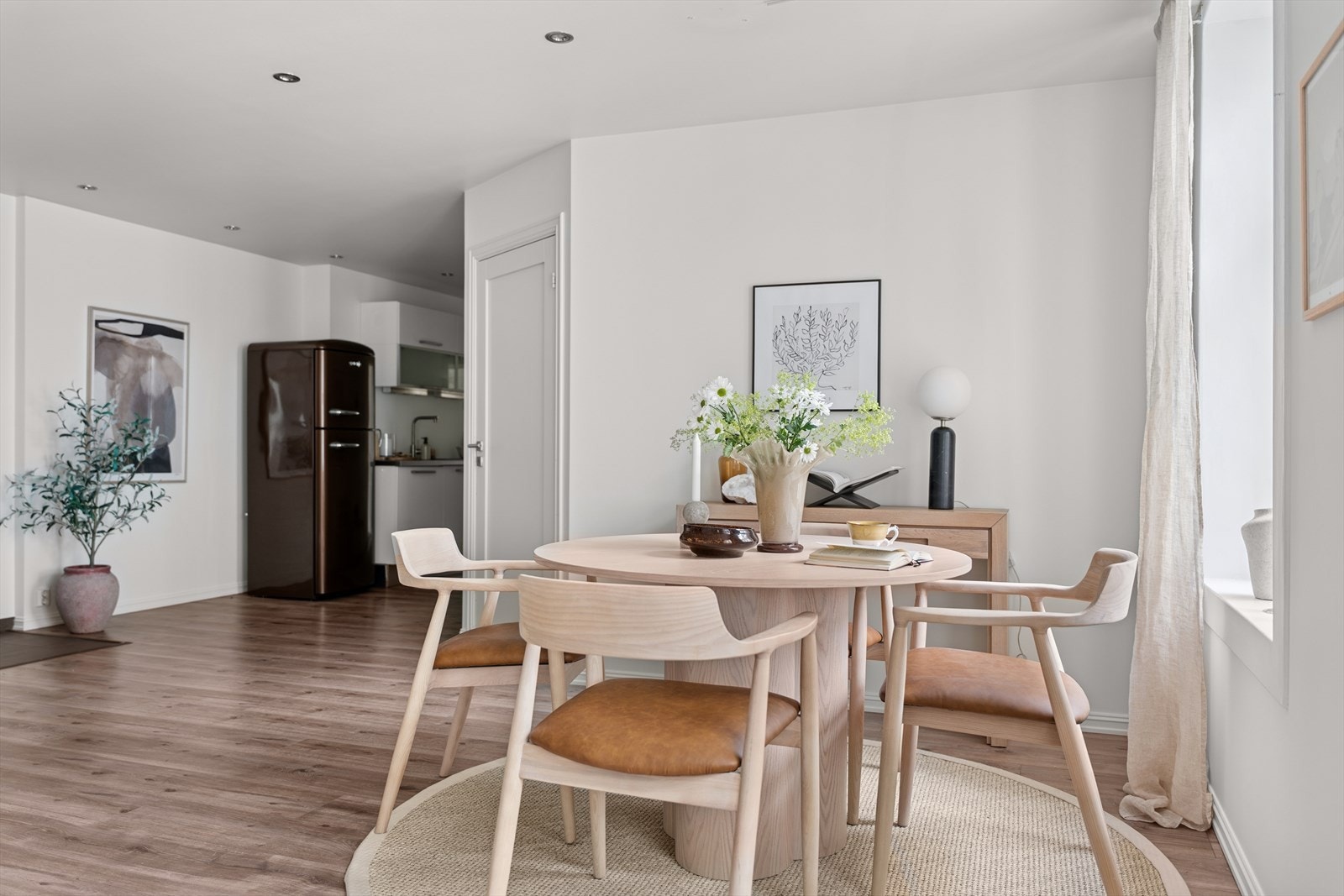 Den åpne løsningen med kjøkkenet skaper en sosial atmosfære. Galleribilde