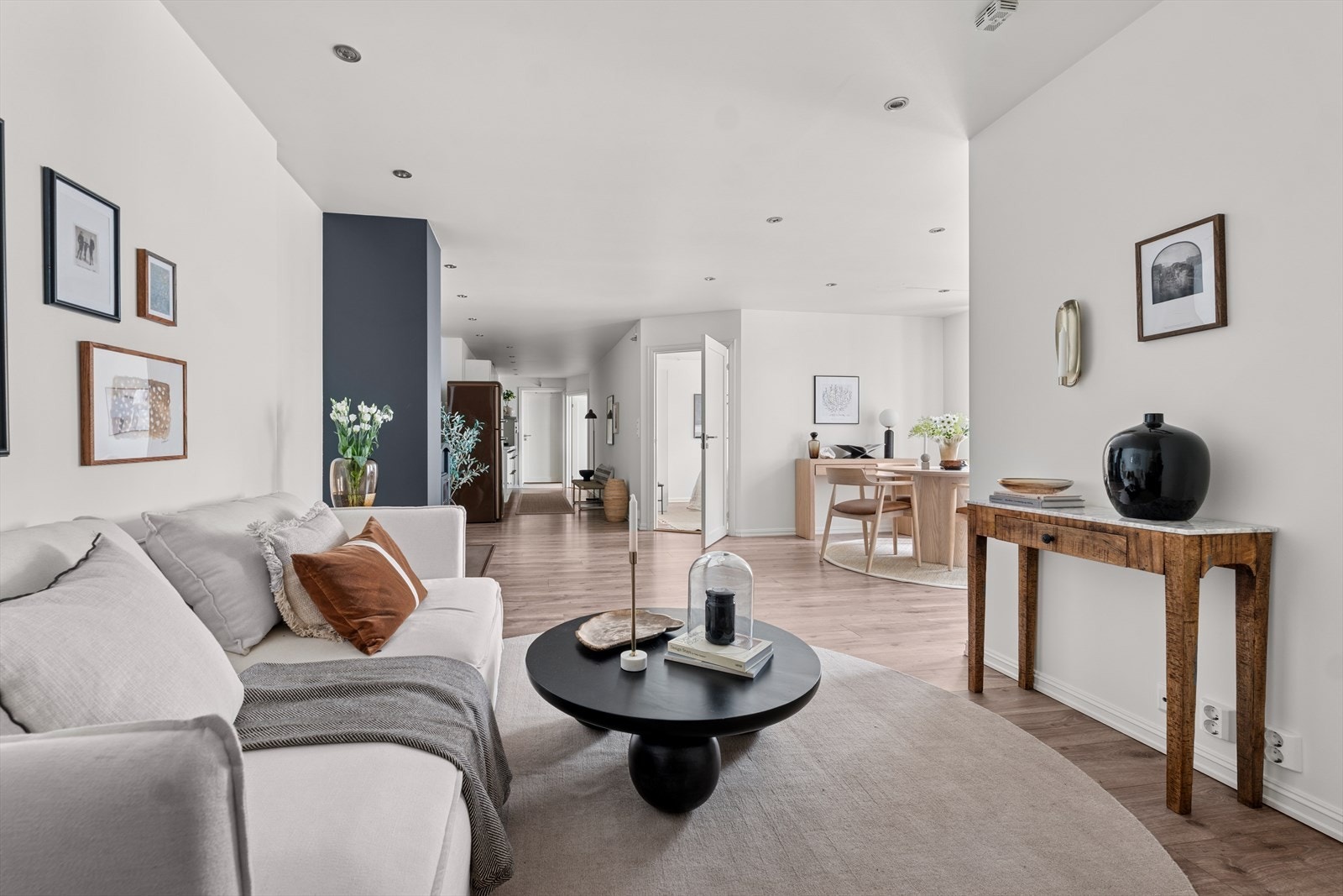 Stuen deles naturlig i flere soner. Galleribilde