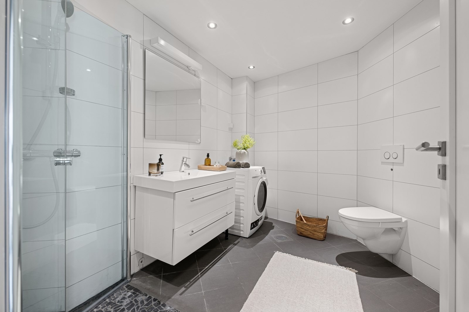 Stort og romslig baderom som ble pusset opp i 2011 i regi av tidligere eier. Varmekabler på gulv og downlights i tak. Galleribilde