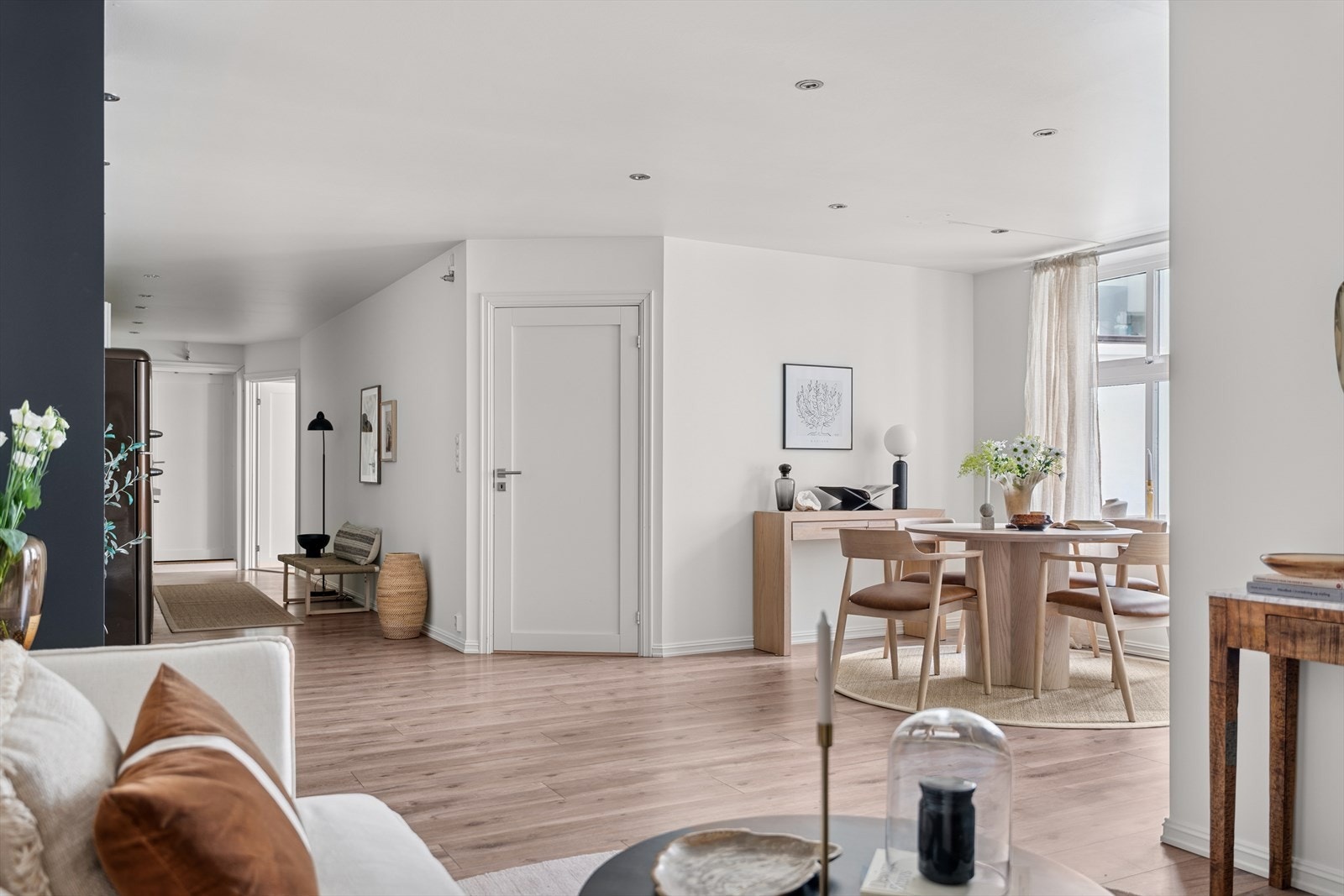 Perfekt krok for sofagruppe og filmkveld, samt ypperlig plass for spisebord foran de store vindusflatene. Galleribilde