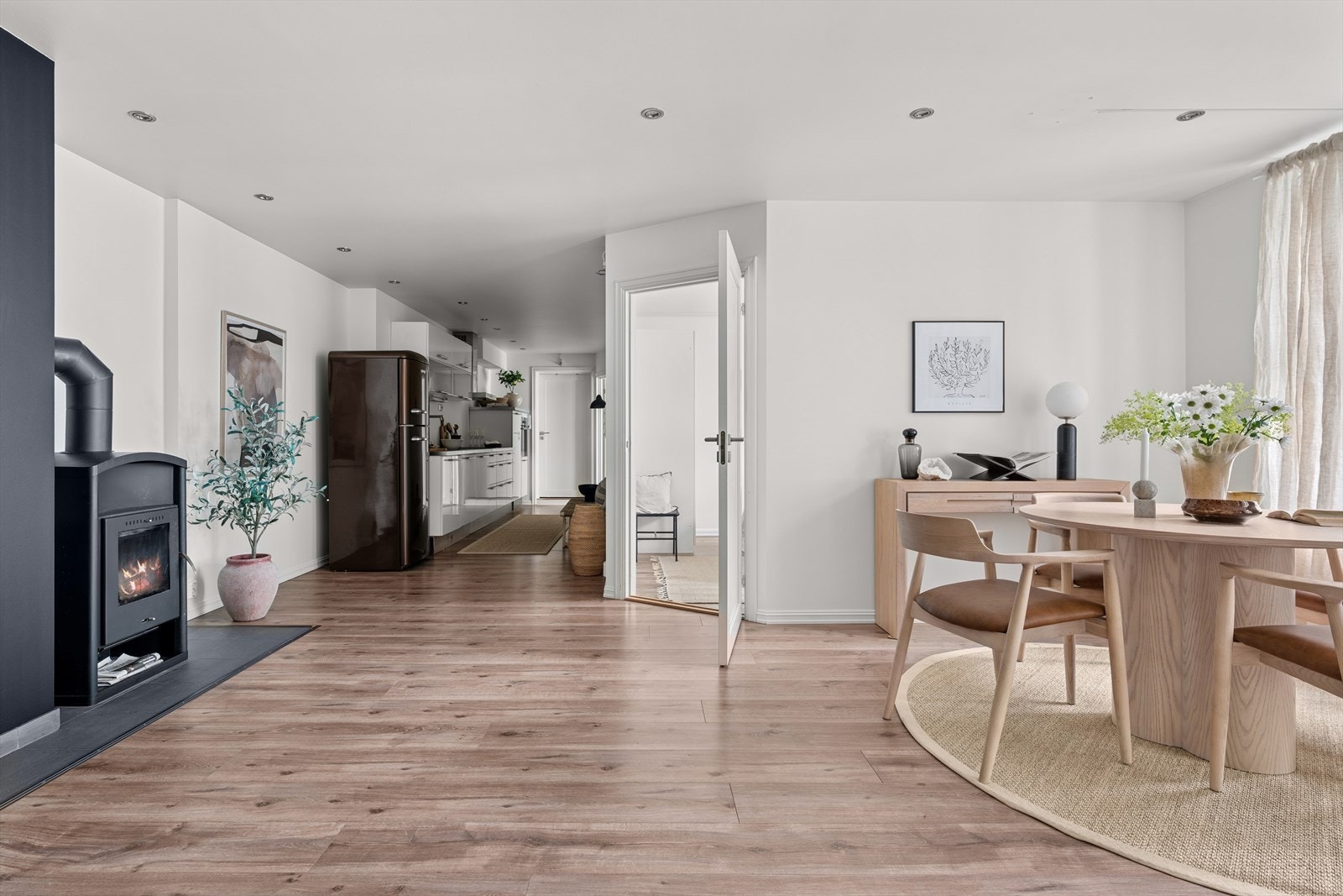 Her ble alle veggflater og vinduer malt i 2025. Galleribilde