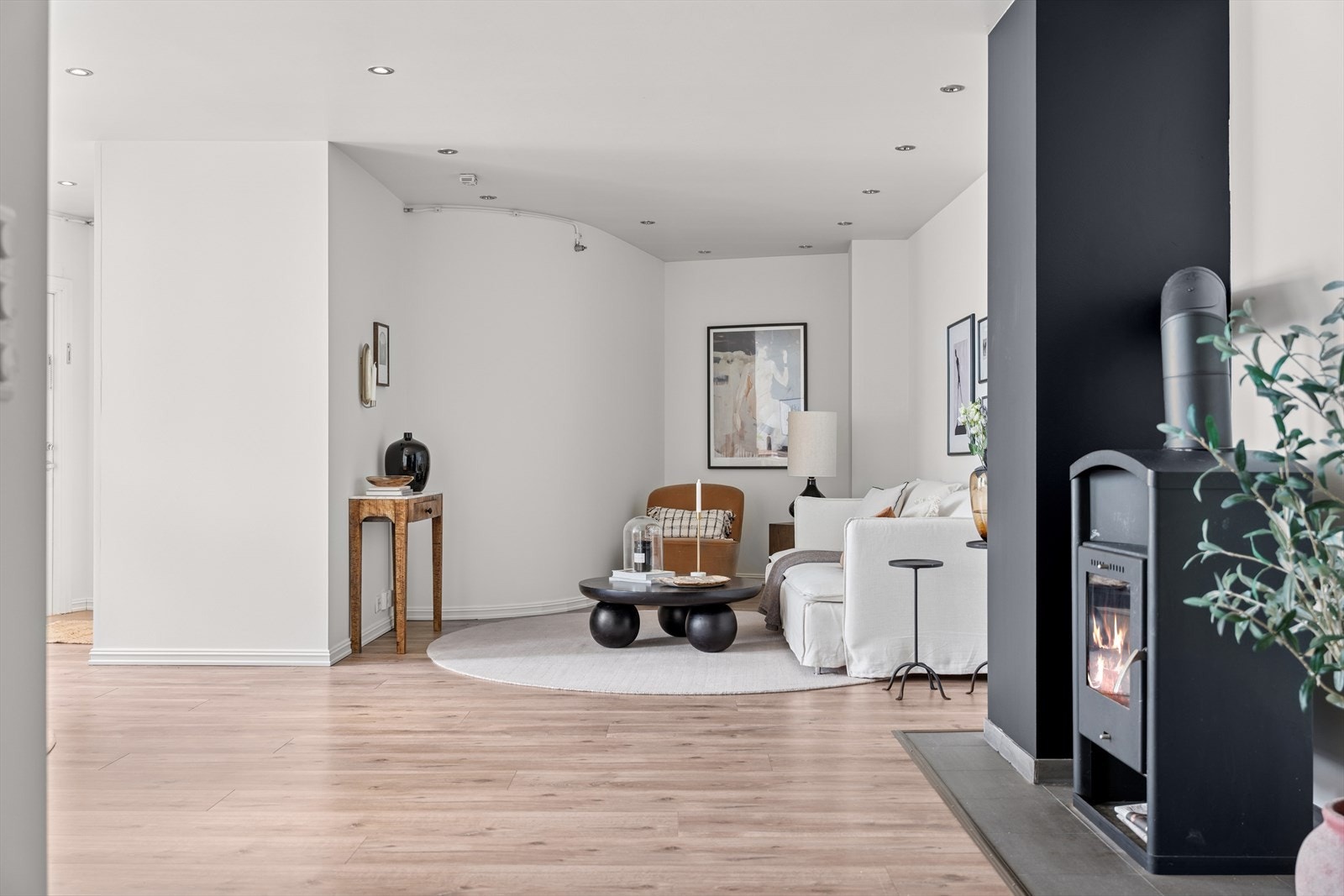 Straks man er innenfor entreen så finner du ei romslig stue. Galleribilde