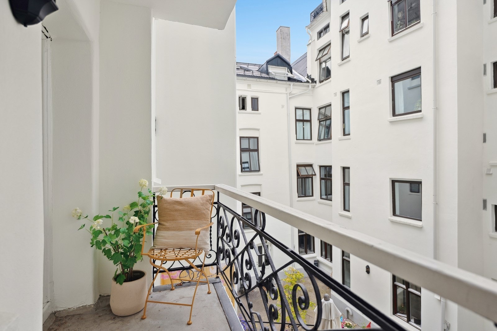 Balkongen er sydvestvendt og kan innredes med en hyggelig, liten sittegruppe. Galleribilde