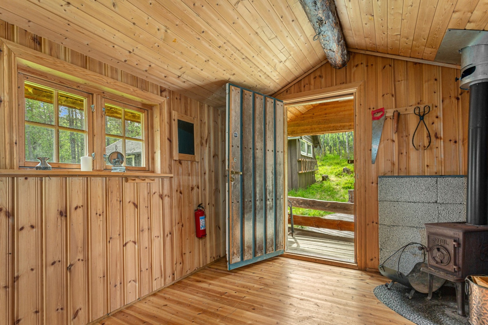 Uthus, innvendig. Galleribilde