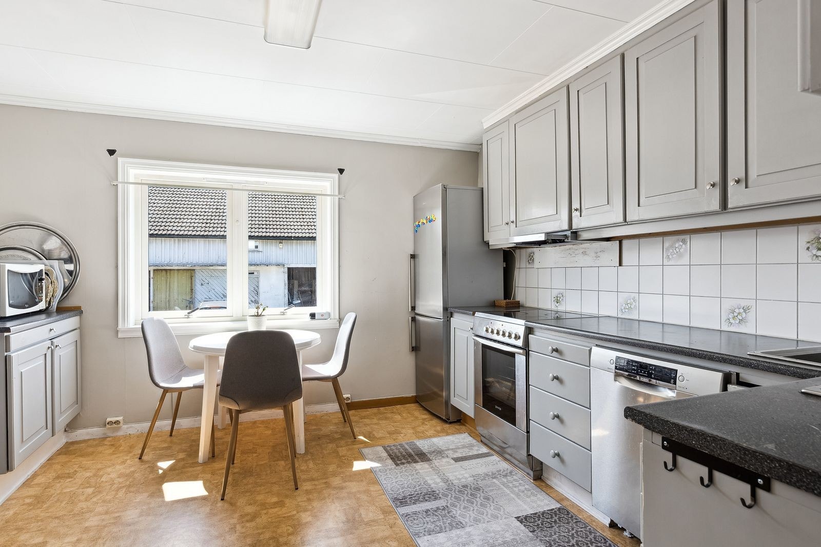 Stort kjøkken med svært god oppbevaringsplass Galleribilde