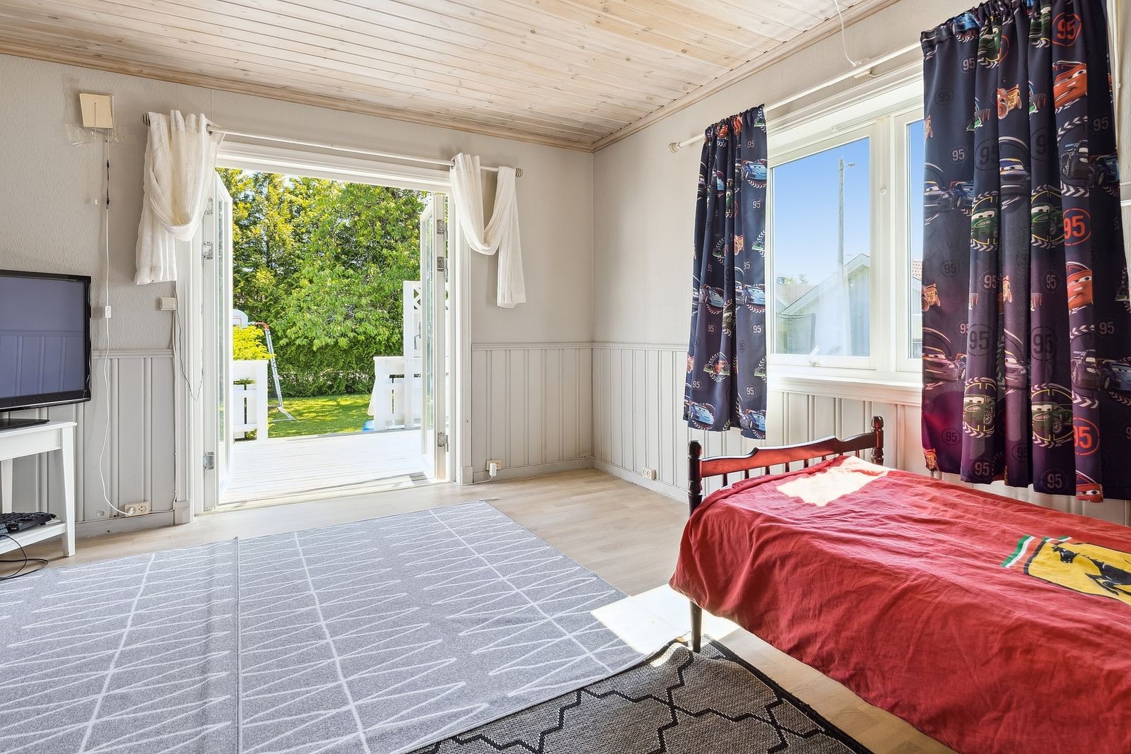 Et av soverommene har utgang til terrassen og hagen Galleribilde