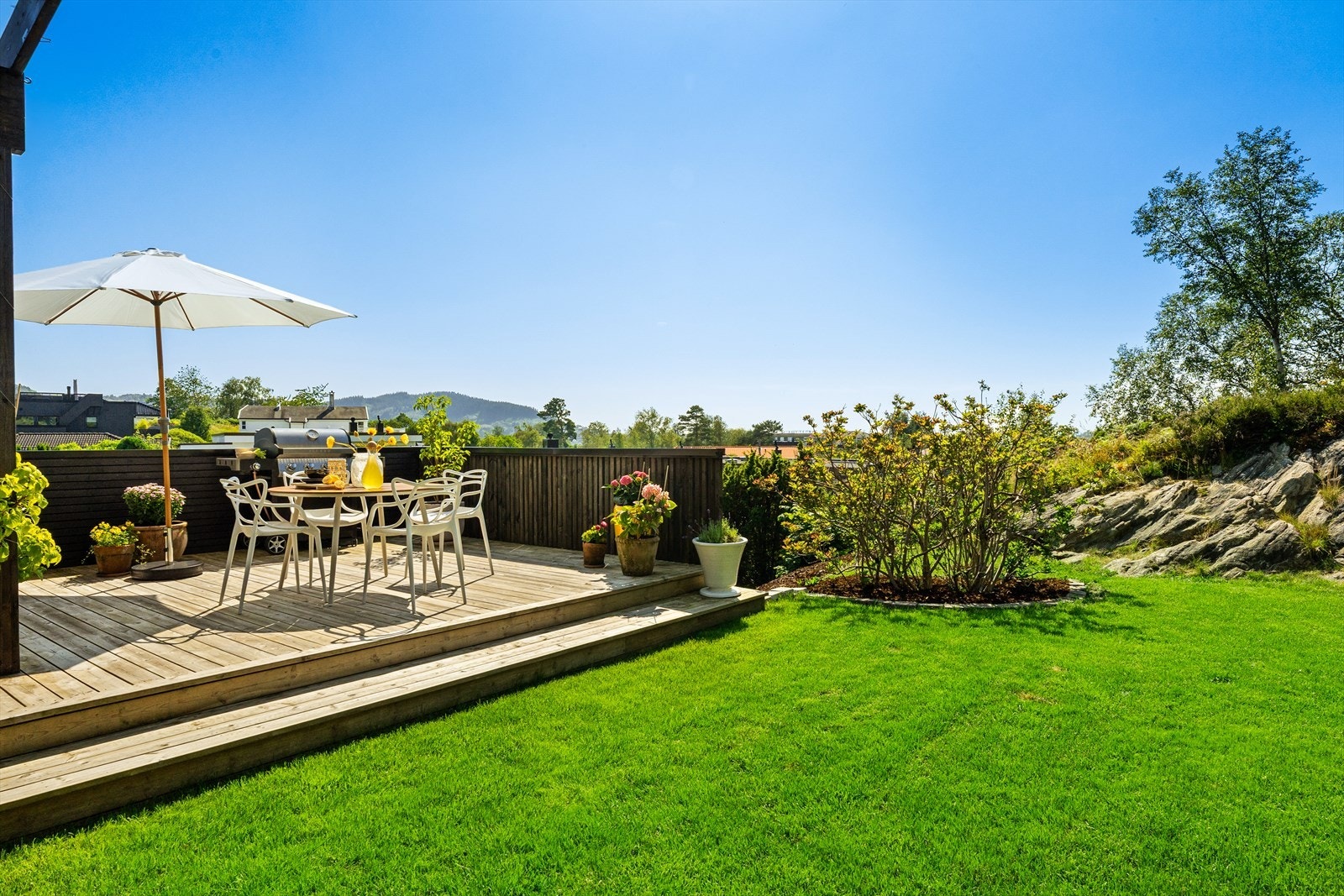 Fra den terrassen trer du rett ut på en svært velstelt plen som minner om en liten, privat golfbane. Galleribilde