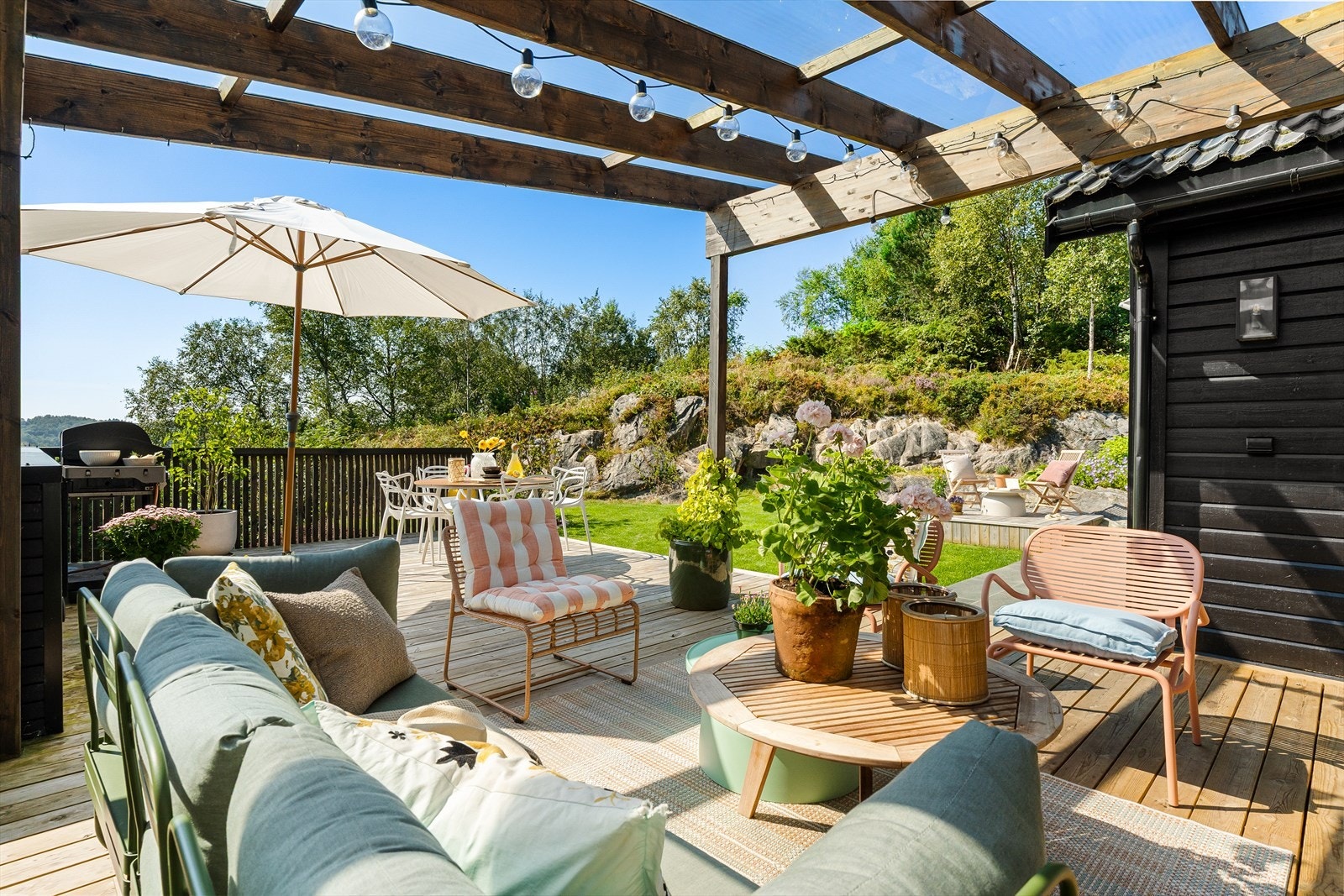 Uteområdene har flott utebelysning og grenser til friareal. Galleribilde