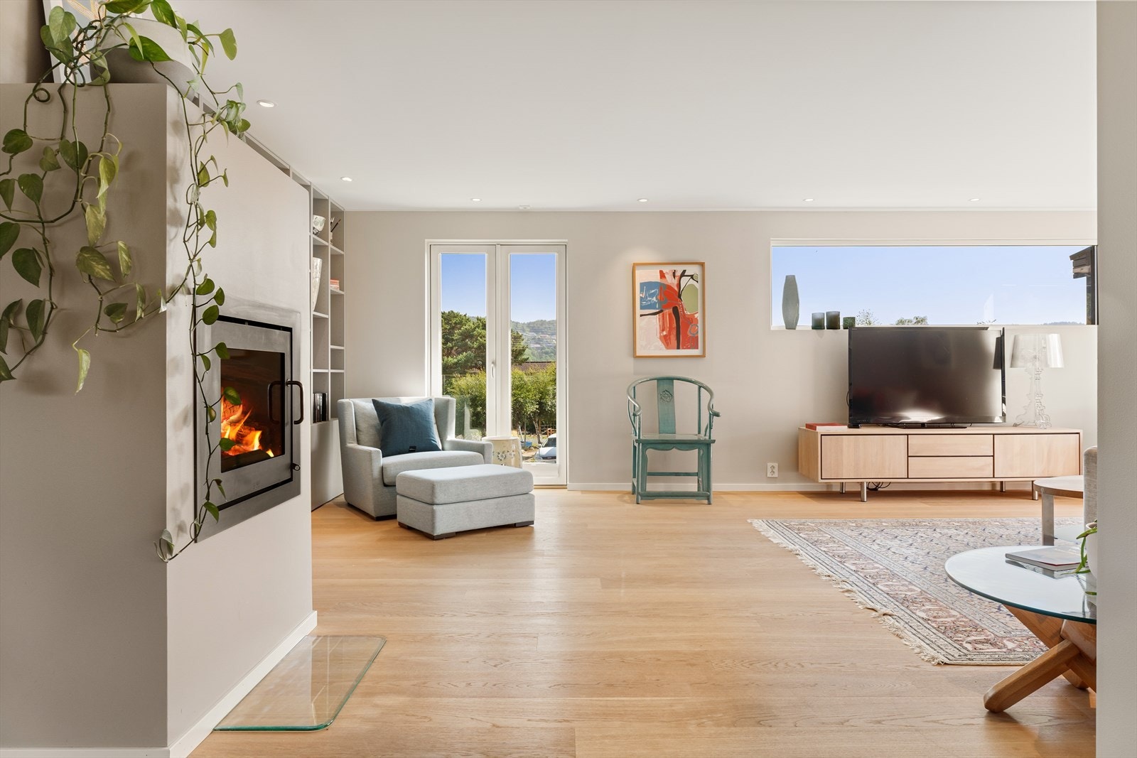 Gulvet er belagt med bred enstavsparkett fra Boen i hvitoljet eik Galleribilde