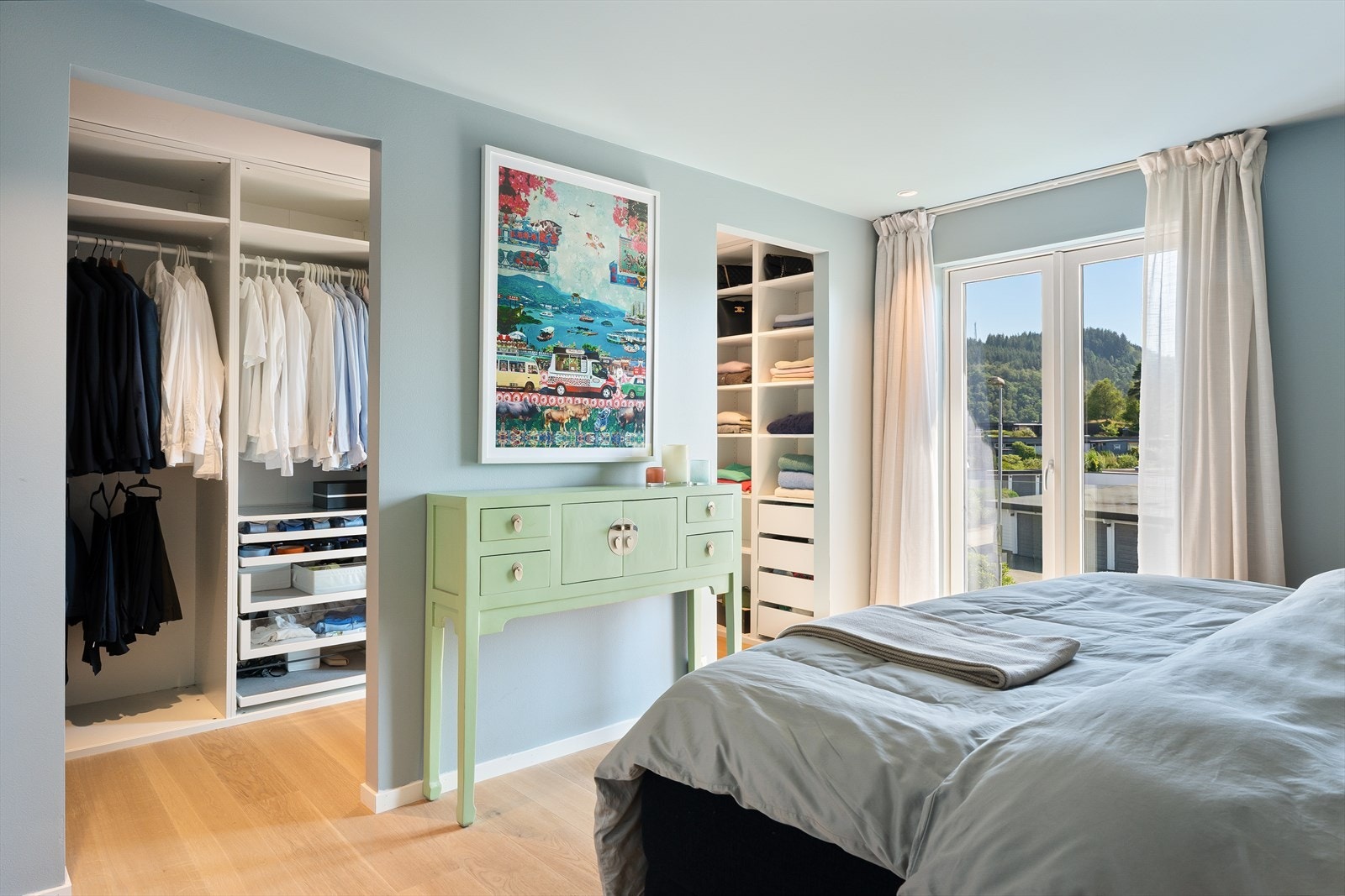 Hovedsoverom med walk-around garderobe og doble balkongdører i fransk stil. Galleribilde