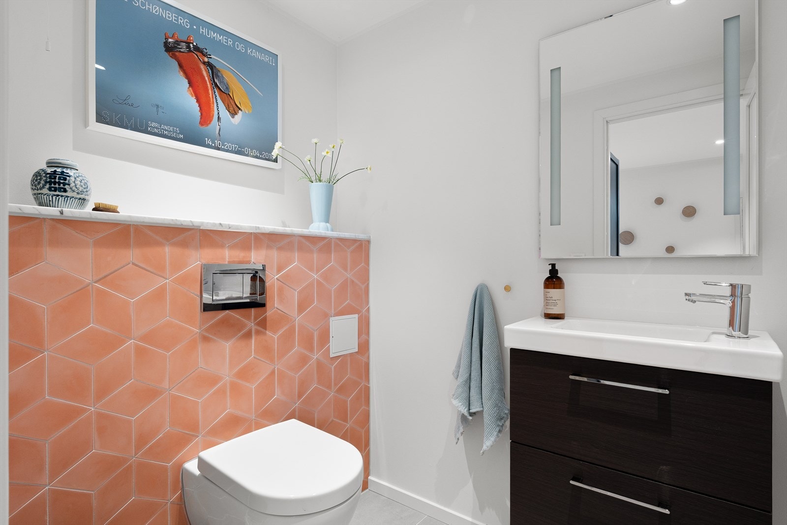 Praktisk gjestetoalett innredet med marrokanske fliser og marmorplate Galleribilde