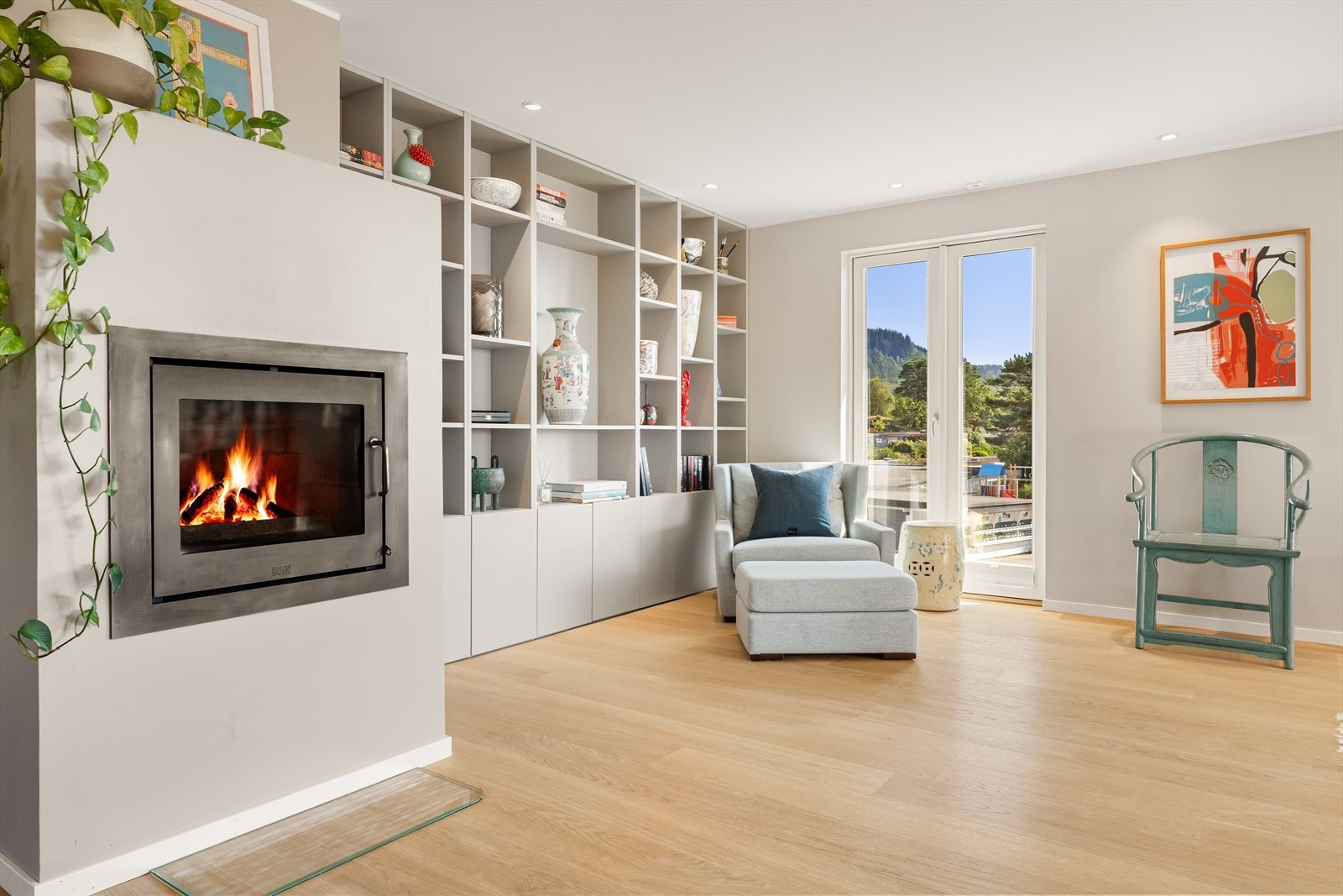 På kalde høst- og vinterkvelder er det magisk å kunne fyre i den flotte vedovnen for litt ekstra lun peisvarme Galleribilde