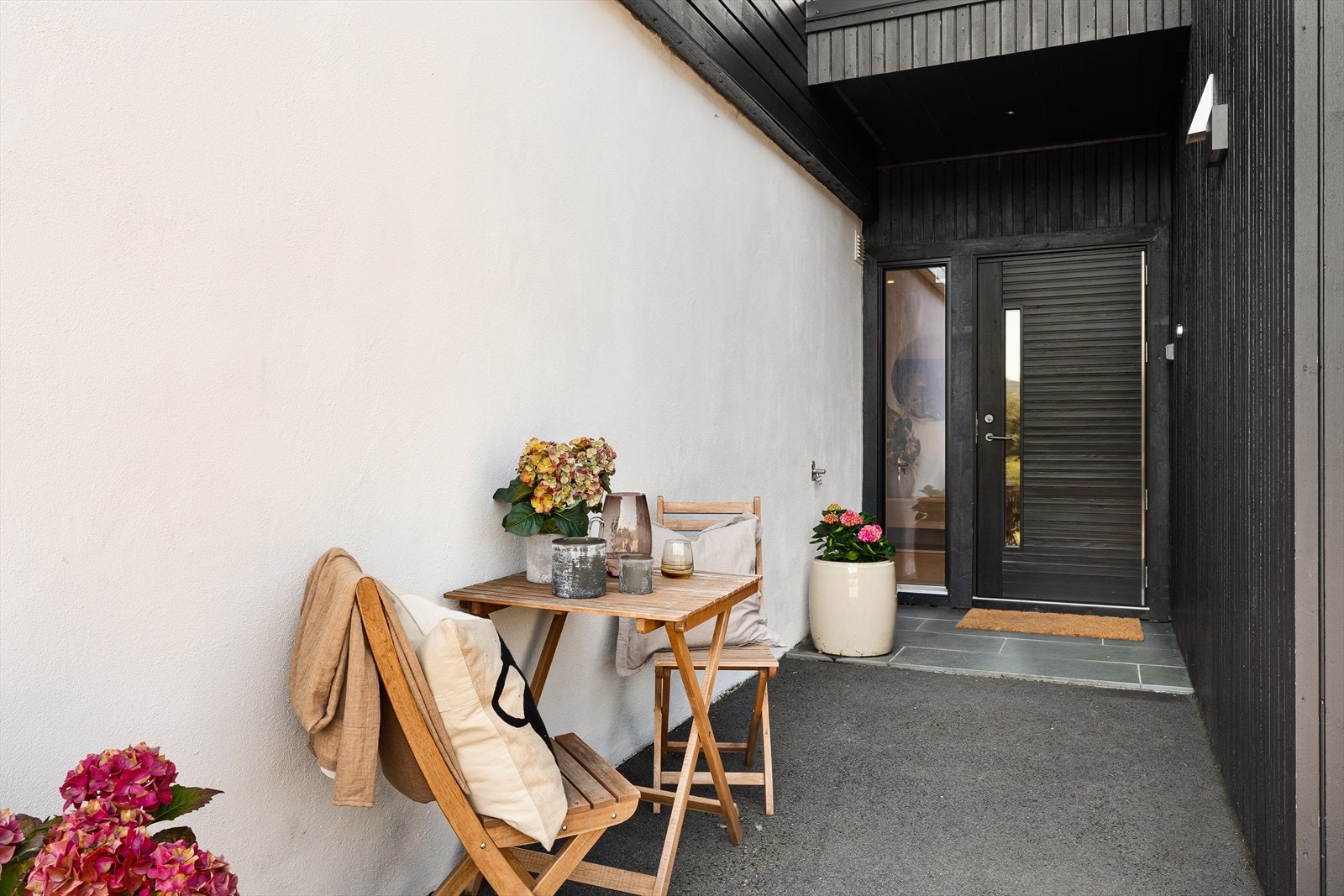 Et hyggelig inngangsparti ønsker deg velkommen Galleribilde