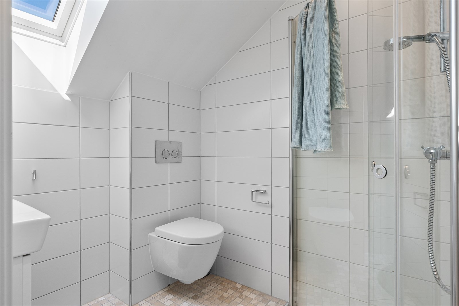 Badet i tredje etasje er også lekkert innredet med vegghengt toalett, skyvbare dusjvegger og pen baderomsinnredning Galleribilde