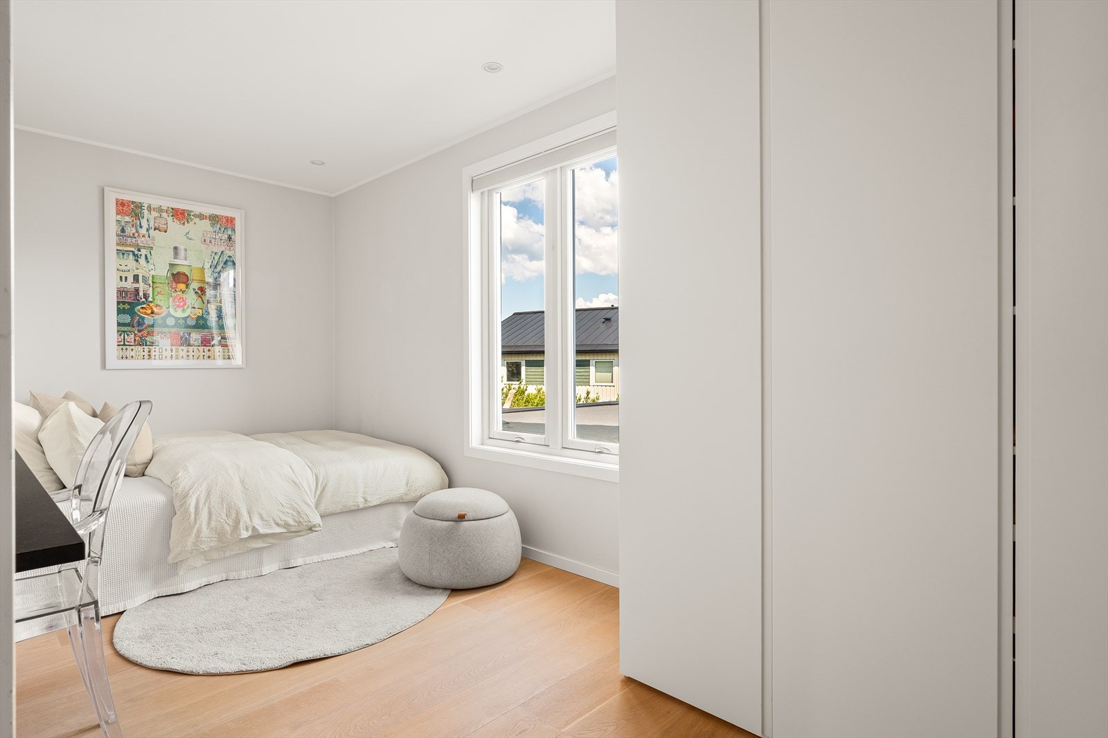 De resterende soverommene er også av god størrelse. Dette rommet har tilpasset garderobeskap. Galleribilde