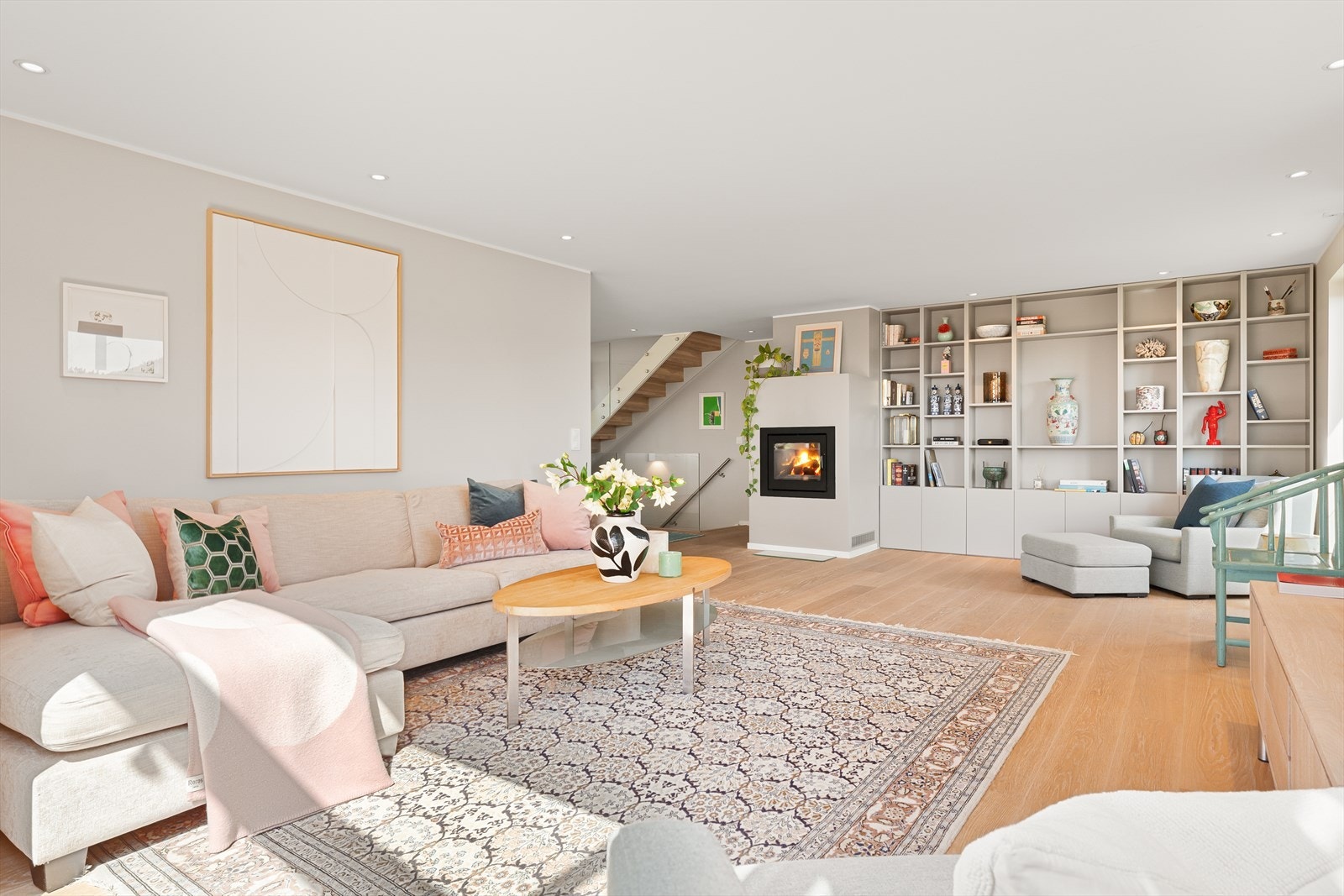 Stuen er romslig med flere utganger til ulike uteplasser. Galleribilde