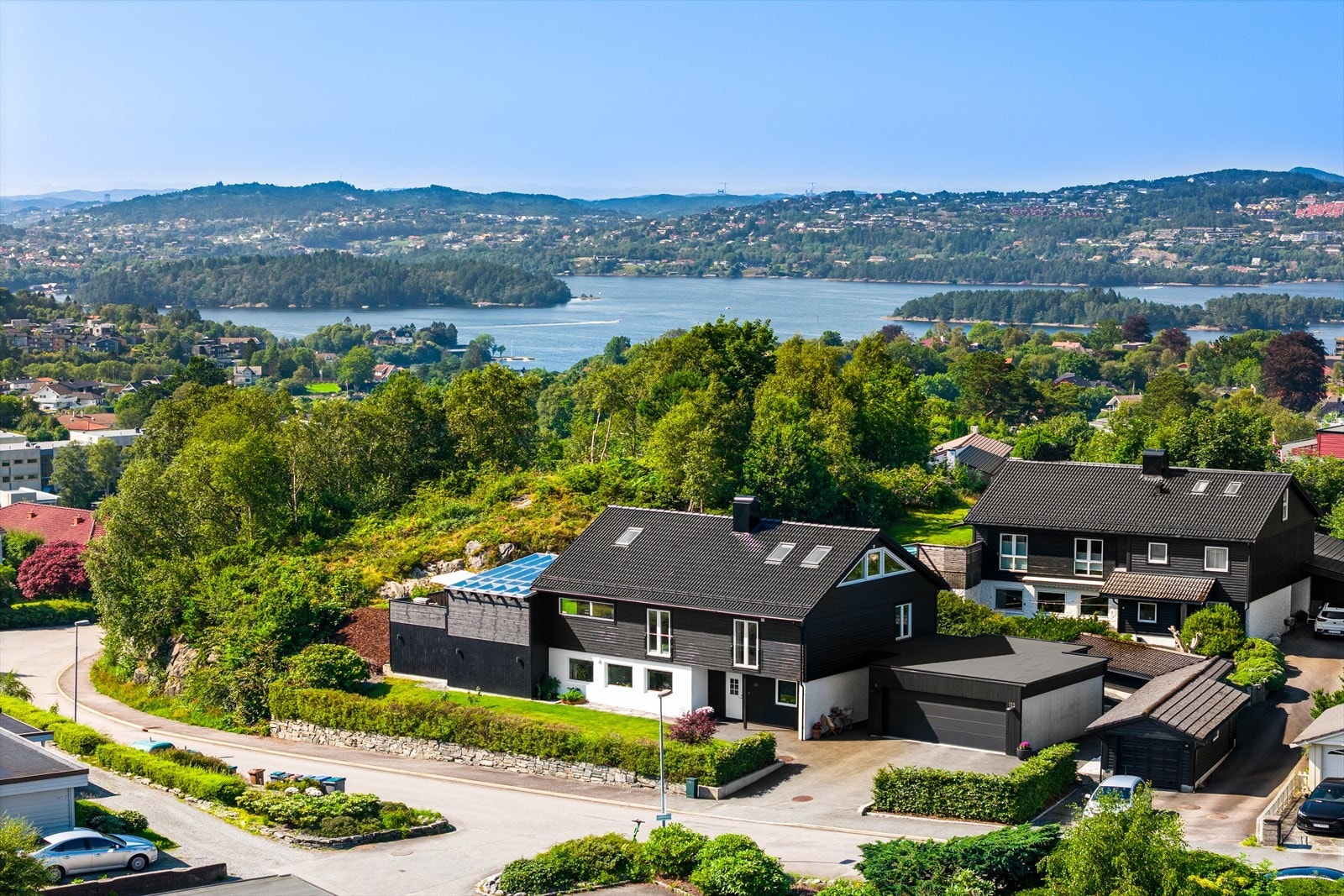 Praktfull enebolig oppgradert innvendig og utvendig i 2019. Boligen ligger i vakre omgivelser - ikke langt fra bybanestopp, skoler og barnehager. Galleribilde