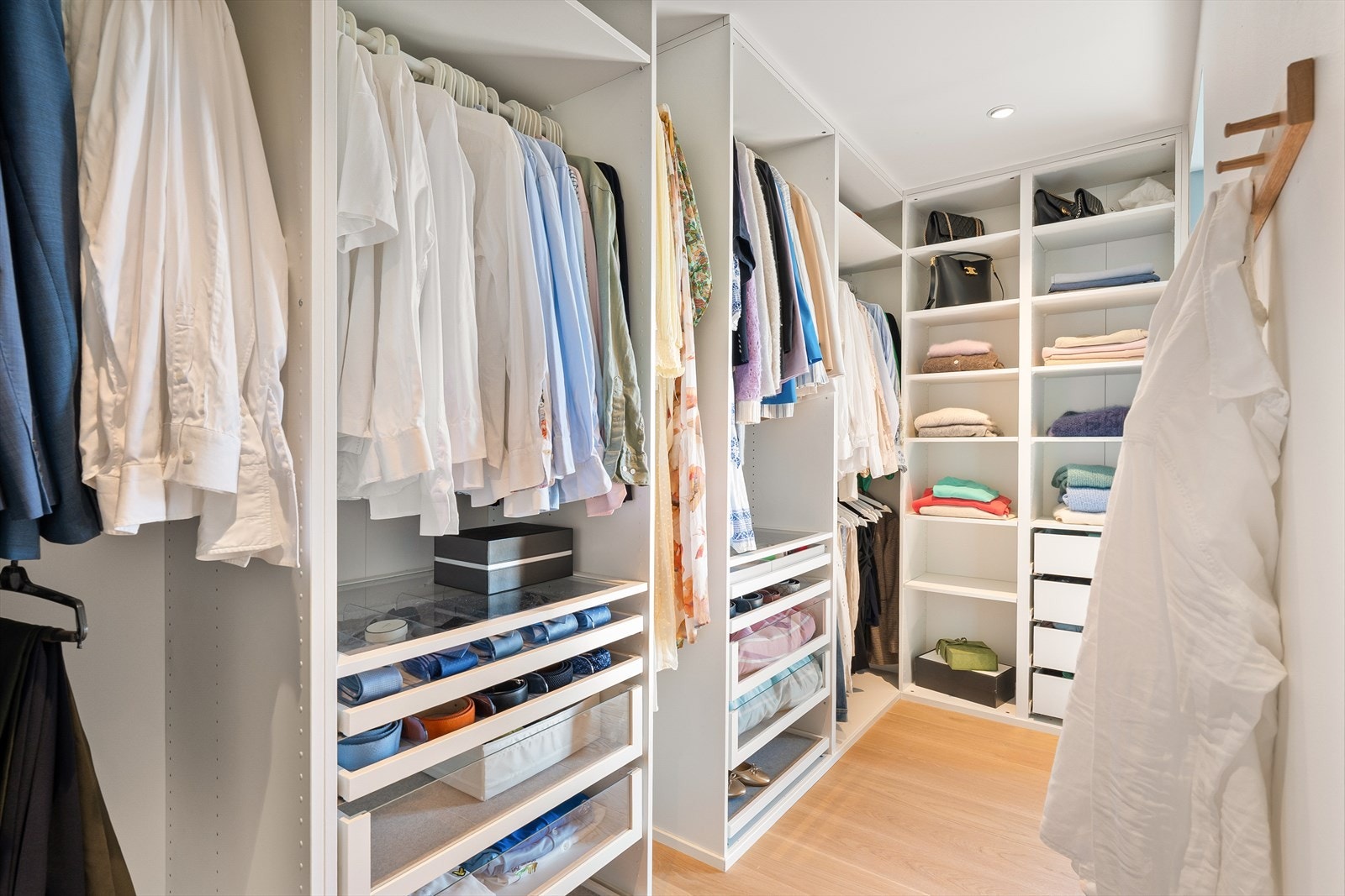 Den praktisk walk-around garderoben gir god oversikt og enkel tilgang til klær og tilbehør. Galleribilde