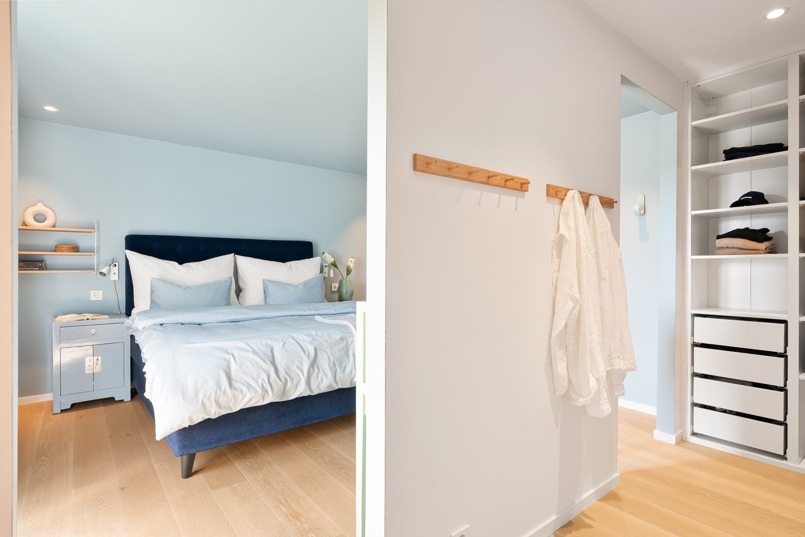 Luksus med walk-around garderobe i front av sengen. Galleribilde