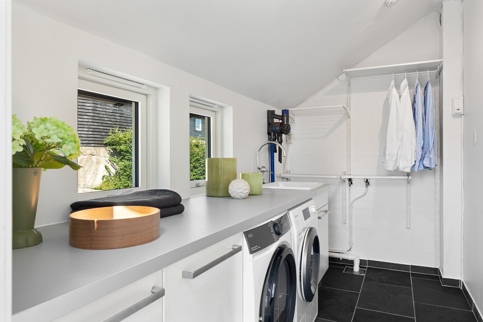 Praktisk vaskerom med direkte tilkomst til hagen Galleribilde