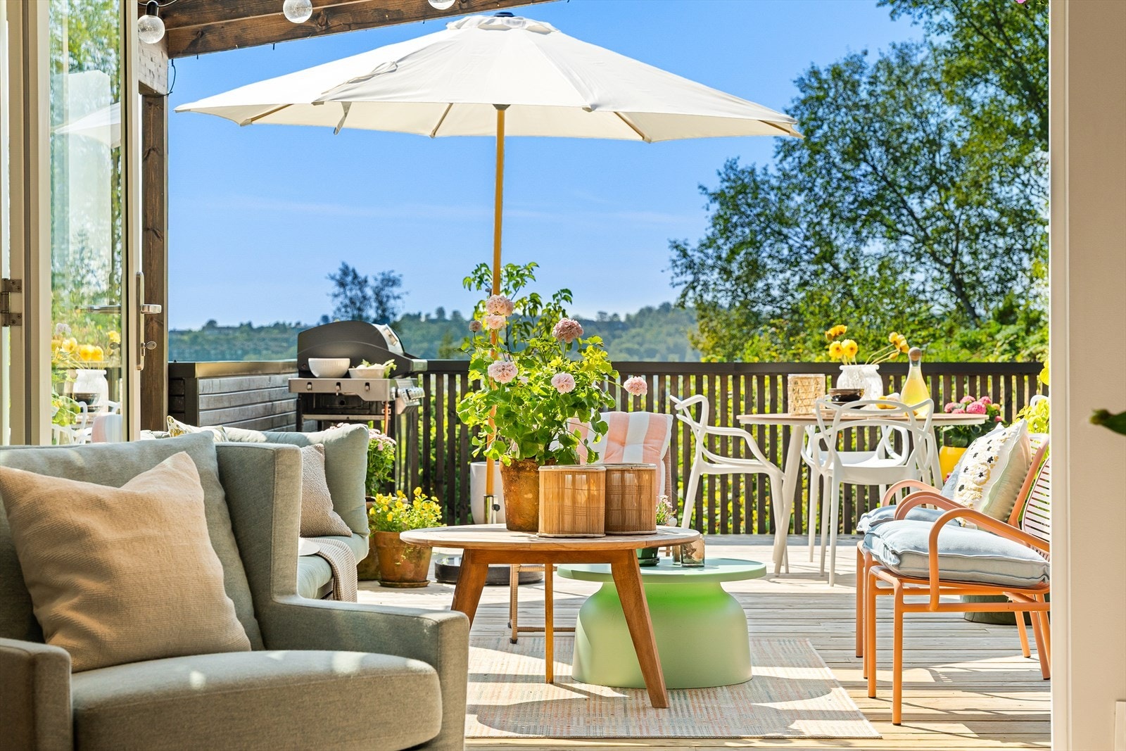 På fine sommerdager kan middagen flyttes utendørs. Galleribilde