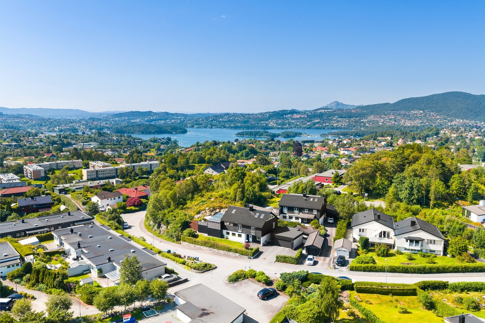 Eiendommen ligger sentralt til, med kort gangavstand til bl.a. skoler, barnehager, lekearealer, bybanestopp og Nesttun sentrum sitt rike servicetilbud. Galleribilde