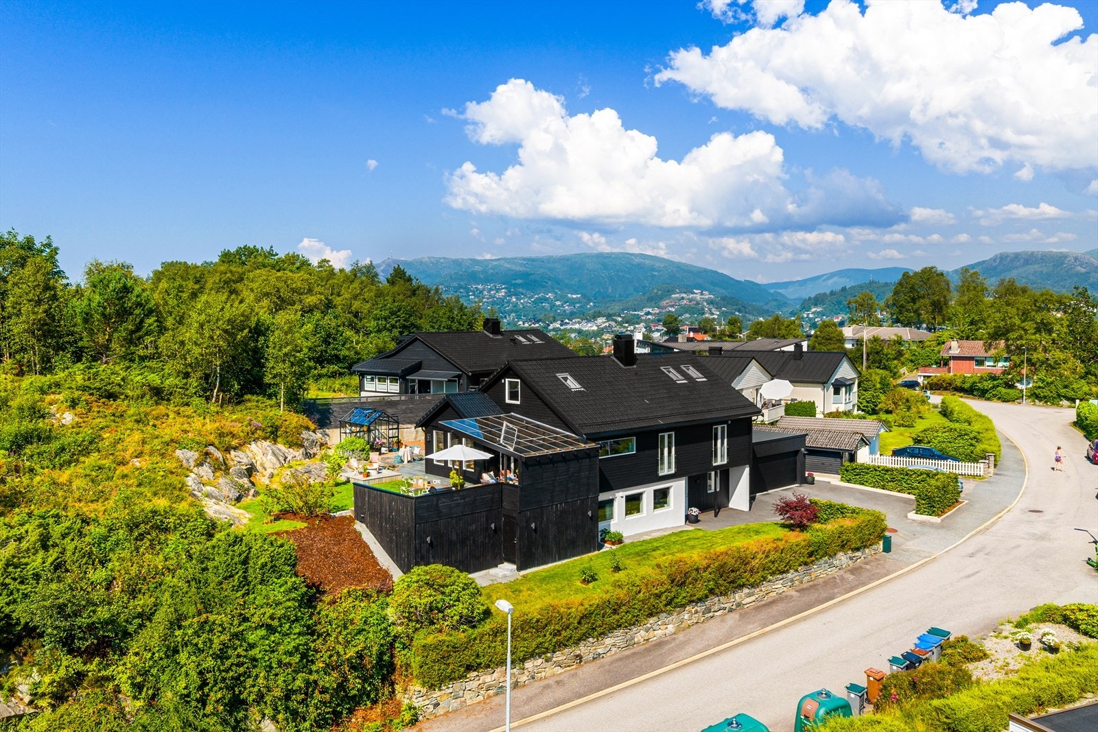 Separat og godkjent utleieleilighet med egen inngang og hage. Utleid for kr. 10.200,- + strøm pr. mnd. Galleribilde