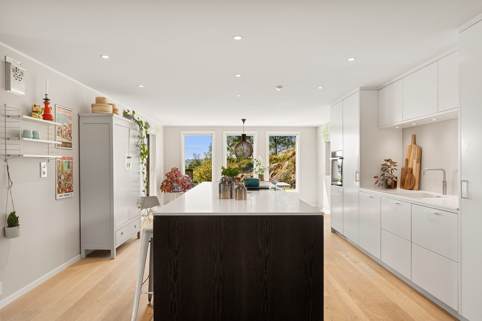 Store arbeidsflater, mye skapplass og praktiske løsninger gjør dette til et hyggelig kjøkken å kokkelere i. Galleribilde