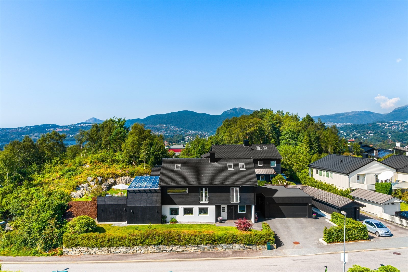 Dobbel integrert garasje med direkte inngang til huset. Garasjehyller, sykkelstativ og Elbillader Tesla signatur, er montert i garasjen. Galleribilde