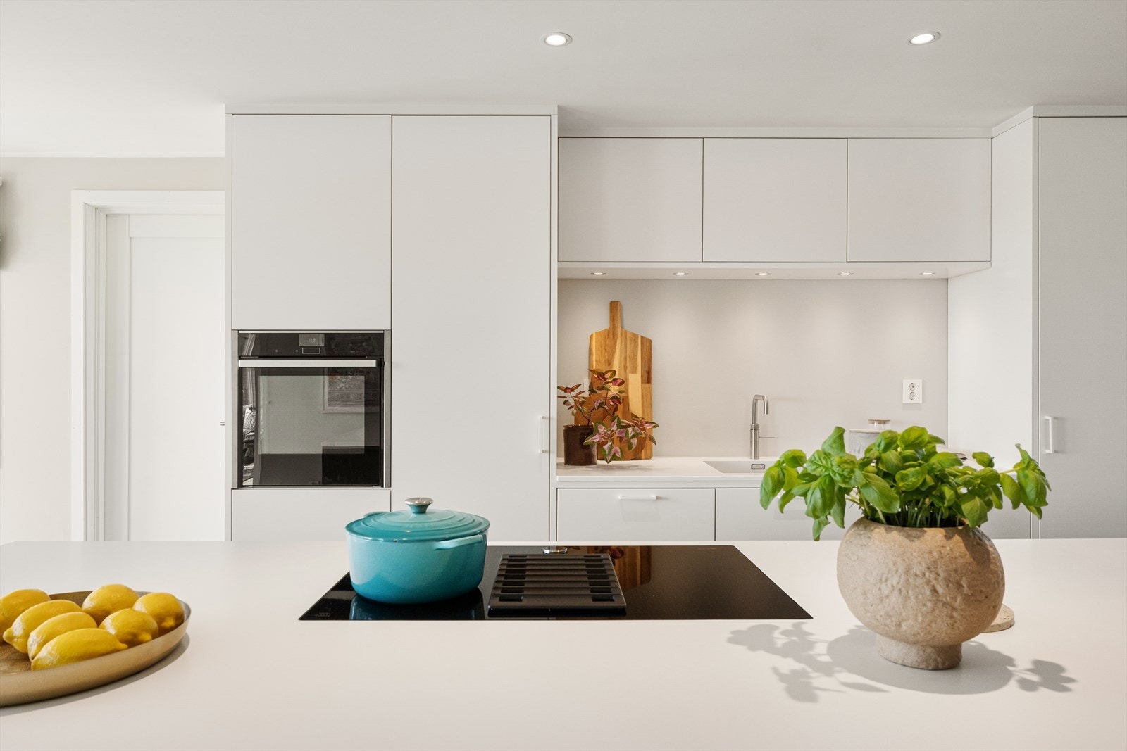 Her er valgt Quooker-kran som gir kokende vann rett fra springen, praktisk og tidsbesparende. Galleribilde