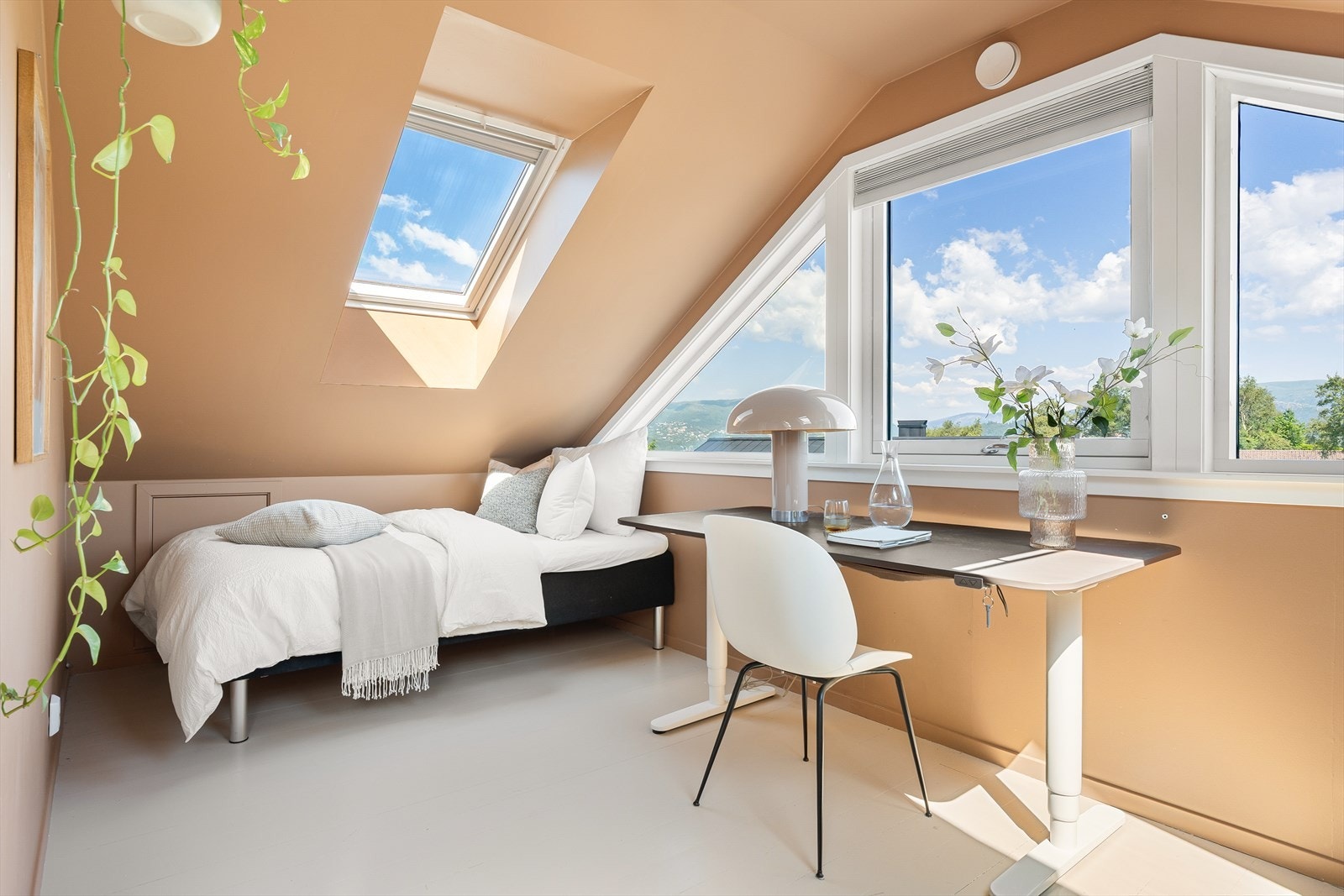 Soverommene i tredje etasje er romslige med gjennomgående store vinduer Galleribilde