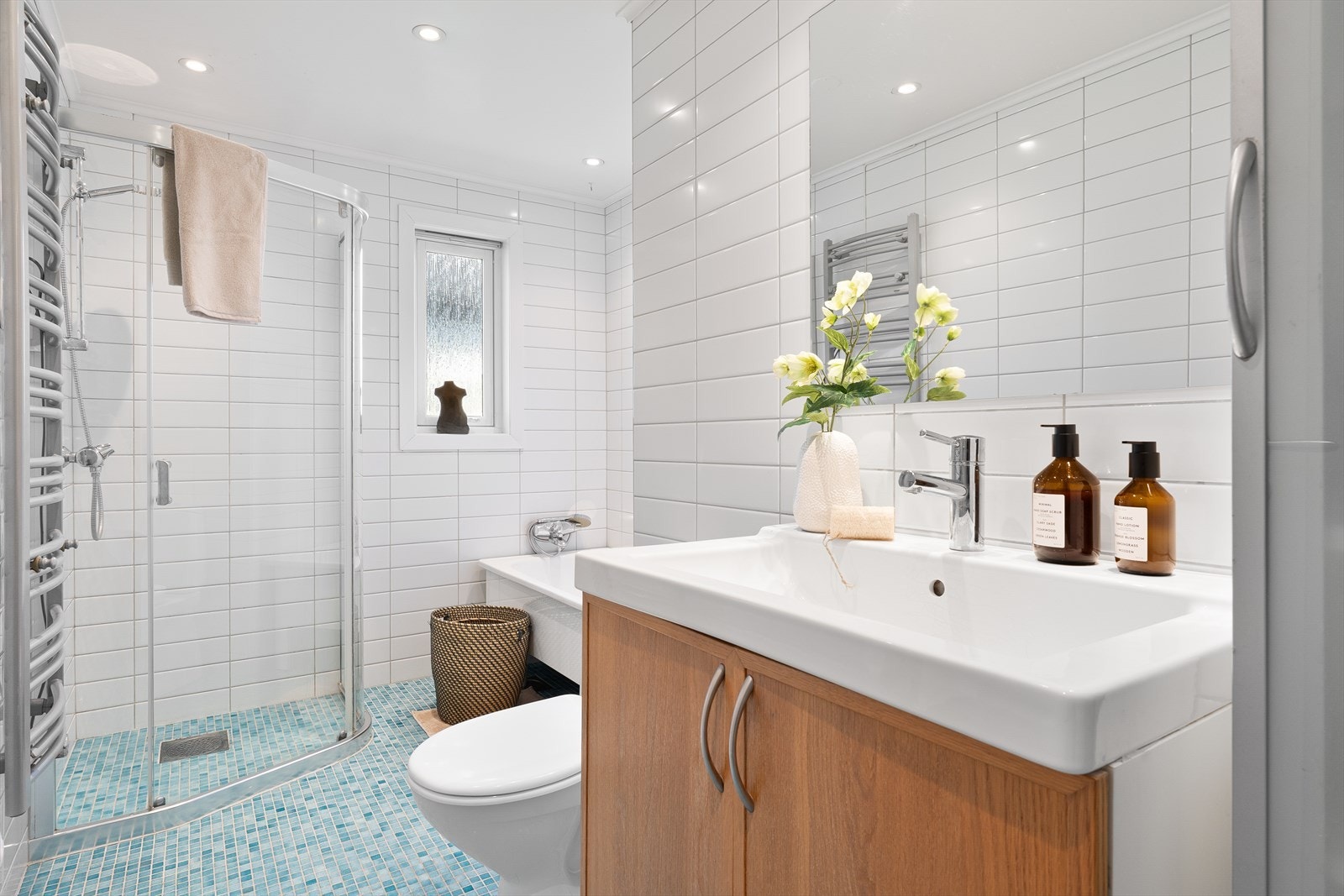 Boligen har to bad og et toalettrom. Hovedbadet er lekkert innredet med både badekar og dusj. Galleribilde