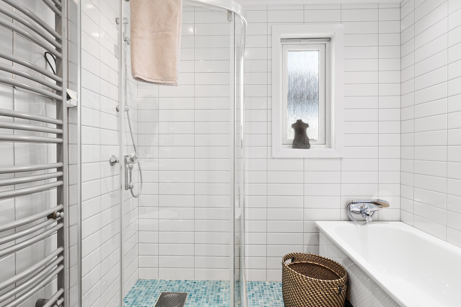 Montert håndkletørker på hovedbadet gir varme og tørre håndklær Galleribilde