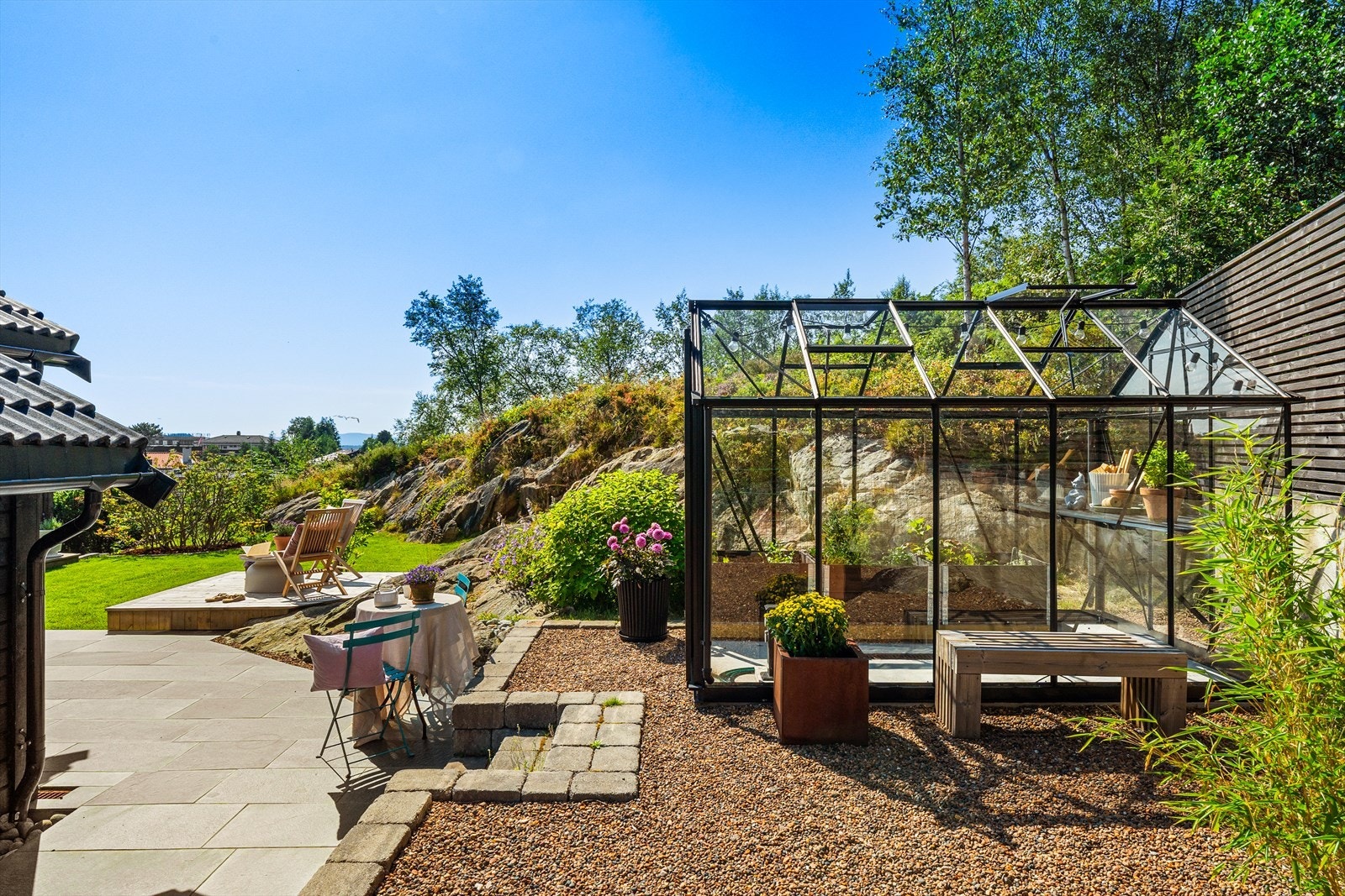 Med drivhuset følger også plantekasser Galleribilde