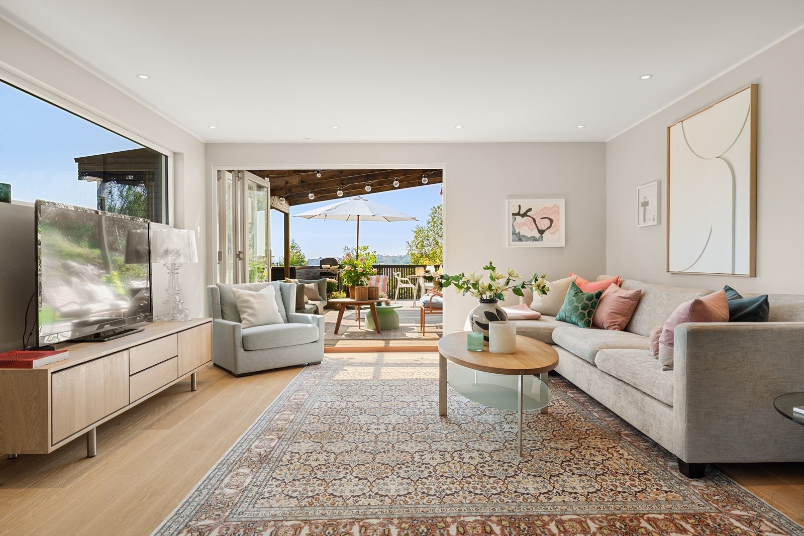 Det er god plass til stor sofagruppe, spisebord og øvrig ønsket møblement. Galleribilde