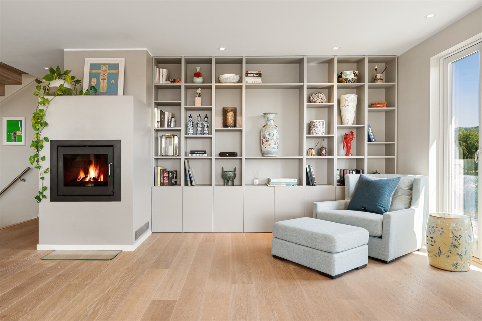 Elegant plassbygd vegghylle med en stilren og funksjonell løsning som kombinerer design og lagring. Galleribilde