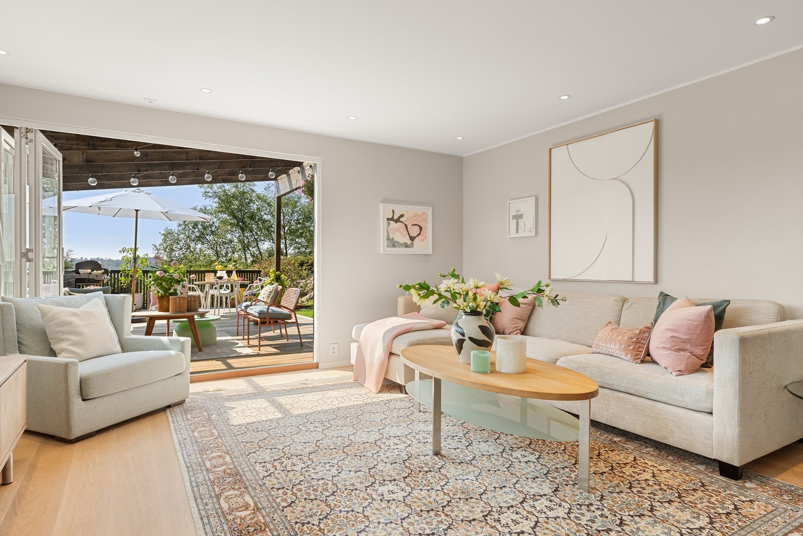 Foldedør ut fra stuen gjør at ute- og innerom flyter sømløst sammen. Galleribilde