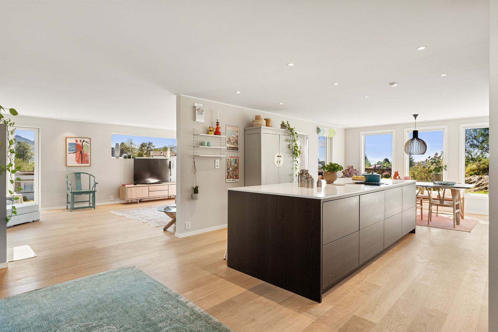 Legg spesielt merke til den gode flyten mellom de ulike sonene i oppholdsrommet. Galleribilde