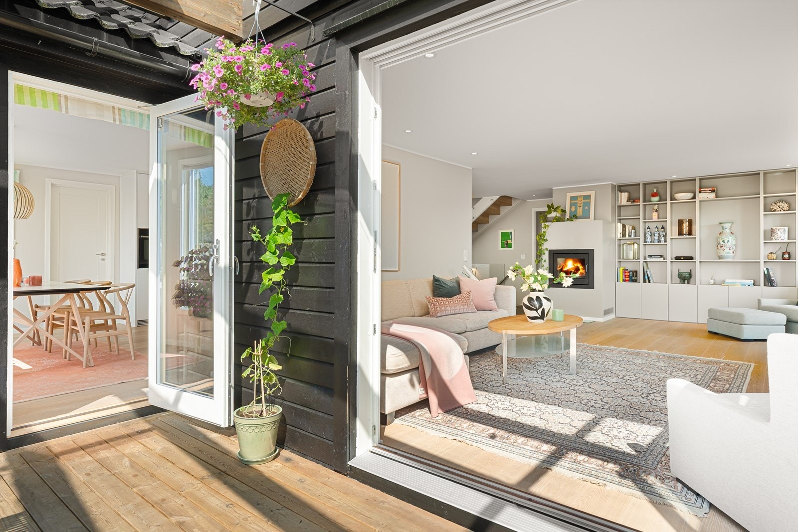 Fra både kjøkken og stue er det direkte utgang til den nydelige, overbyggete terrassen med glasstak. Galleribilde