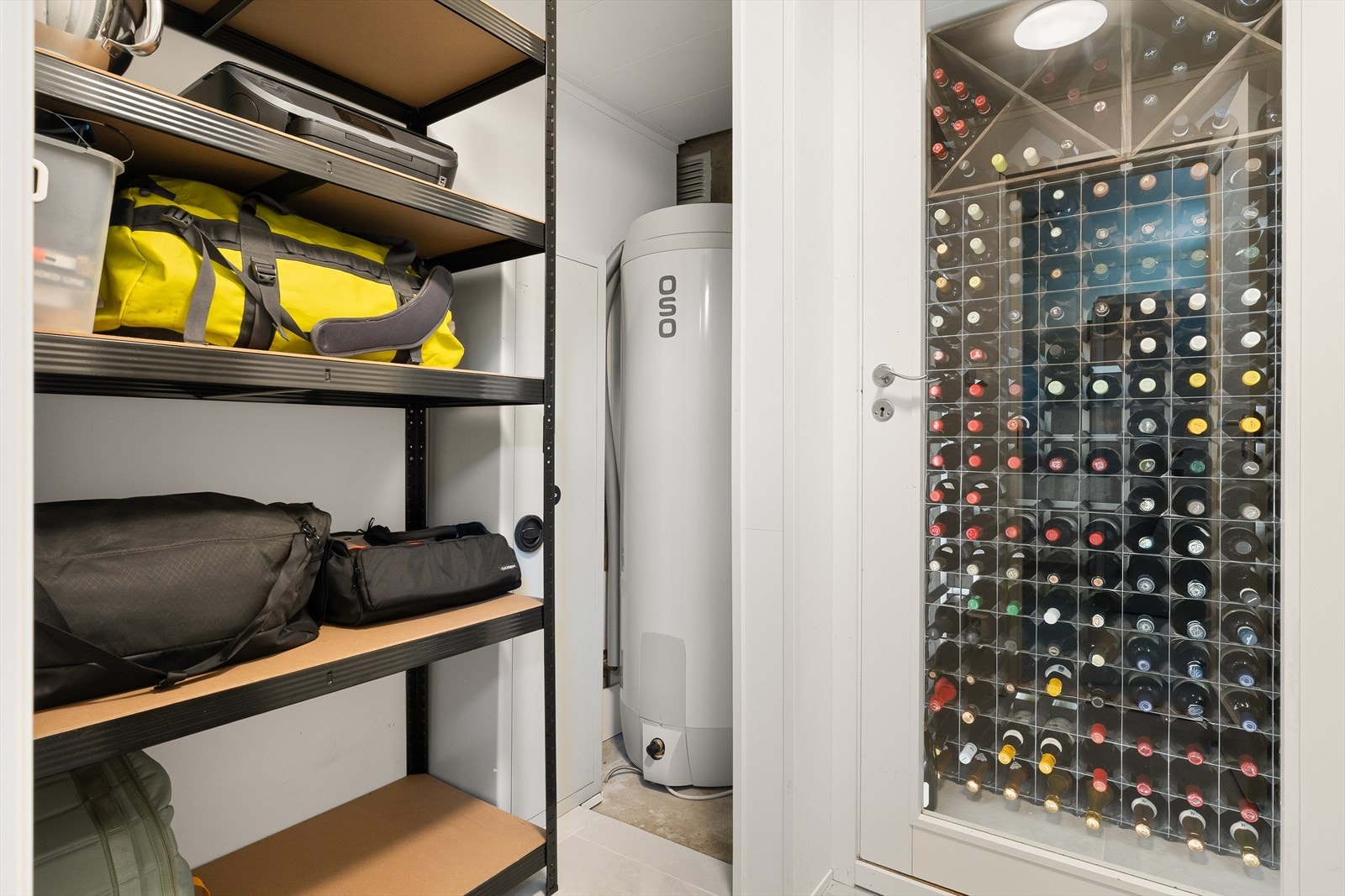 Praktisk bodplass og separat vinrom som gir plass til alt fra hverdagsutstyr til vinfavorittene dine. Galleribilde